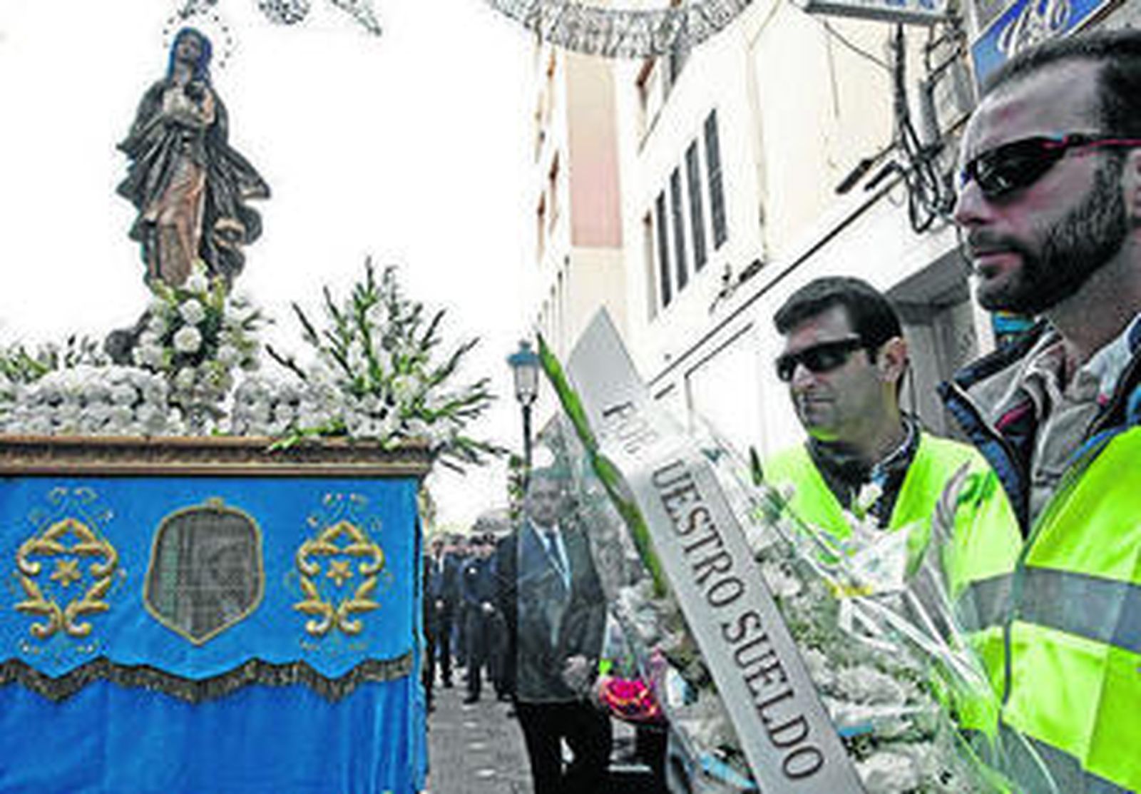 Policías locales, durante la ofrenda floral a la Patrona el sábado.