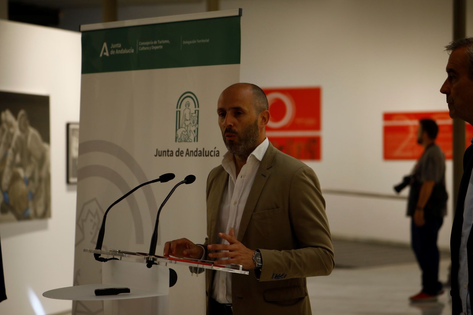 La exposición del Teatro Cómico de Córdoba sobre los 20 años de la Fundación Gala, en imágenes