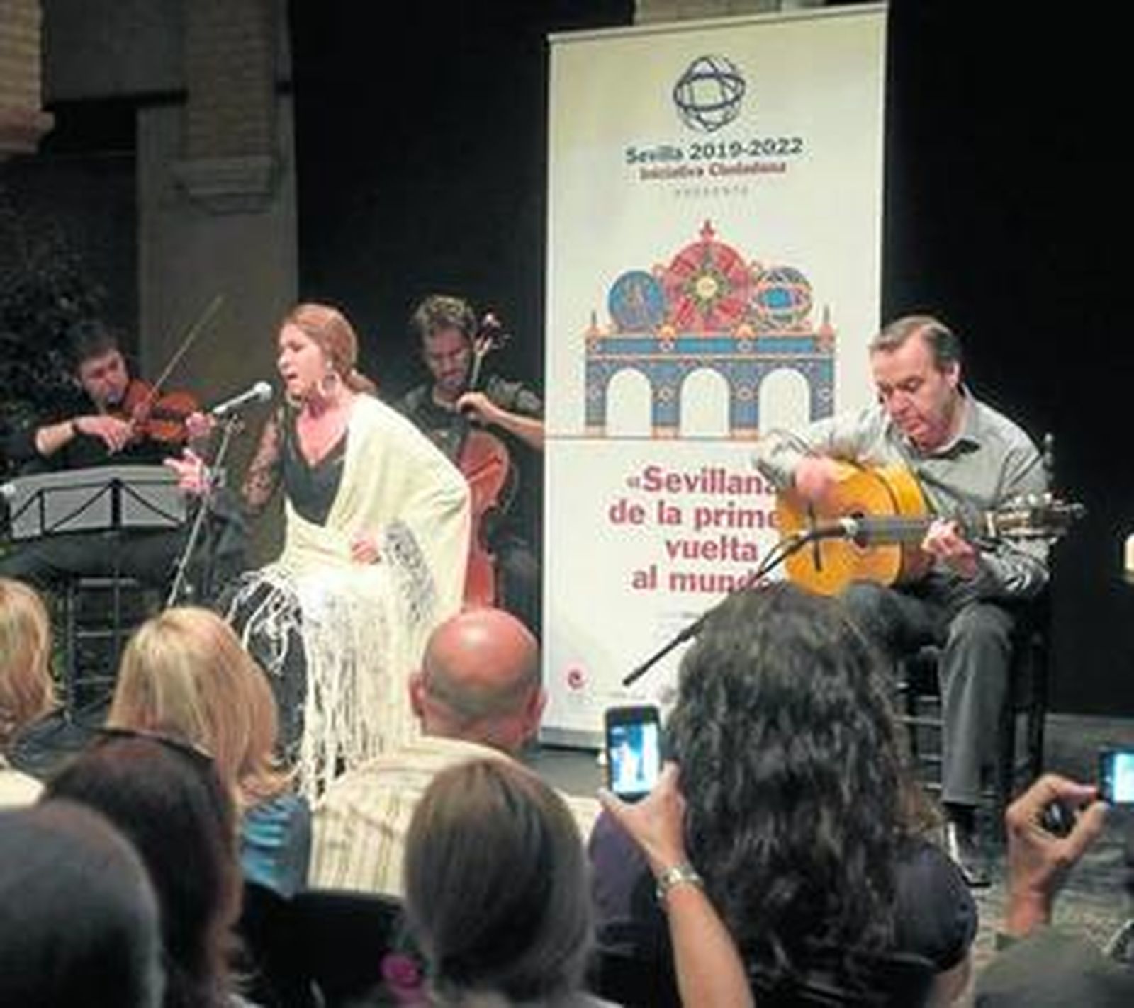 Rocío Márquez cantando ayer las sevillanas de José Manuel Núñez. A la guitarra, Manolo Franco.