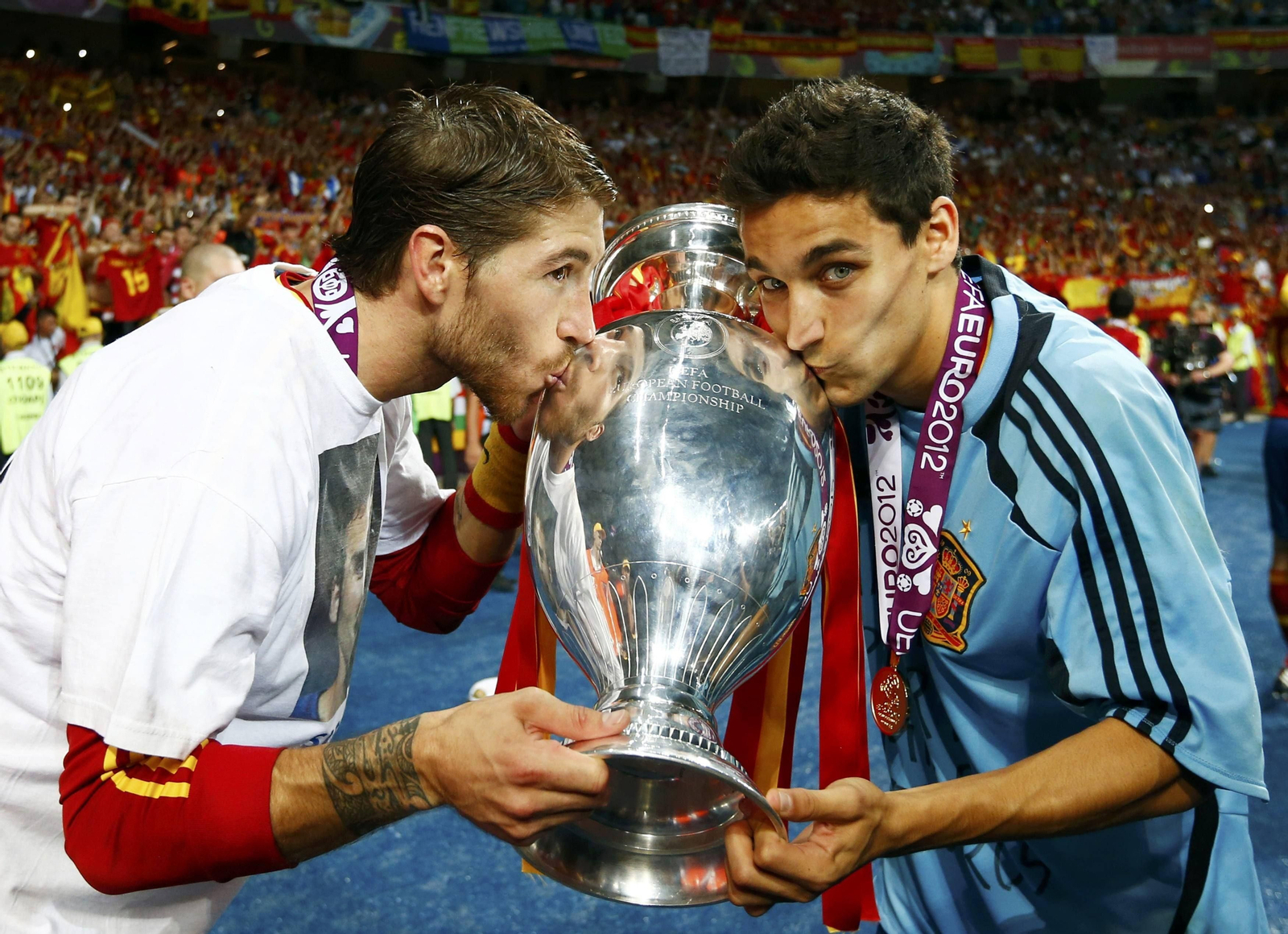 Sergio Ramos y Jesús Navas besan la Eurocopa que lograron en Kiev con España, en 2012.