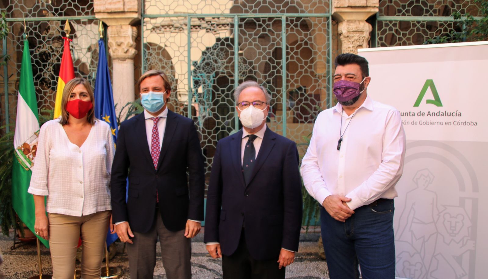 Marina Borrego, Antonio Repullo, Antonio Díaz y Vicente Palomares tras la firma.