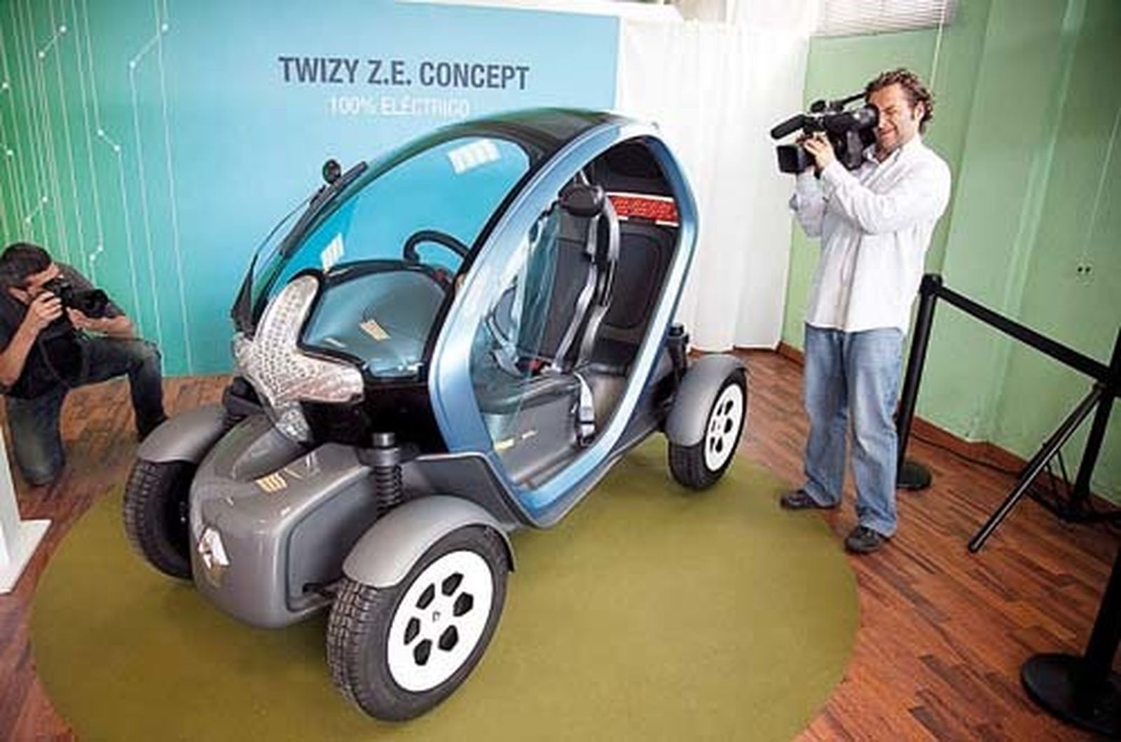 El coche se enchufa al futuro