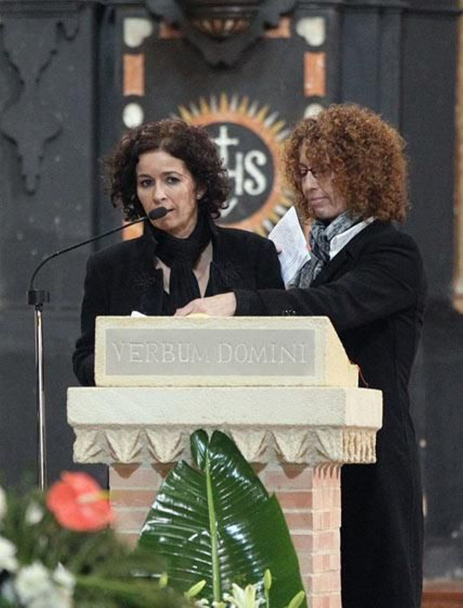 Las hijas del artista jerezano, María José y Yolanda, dedican unas cariñosas palabras a su padre durante la misa

Foto: Miguel Angel Gonzalez
