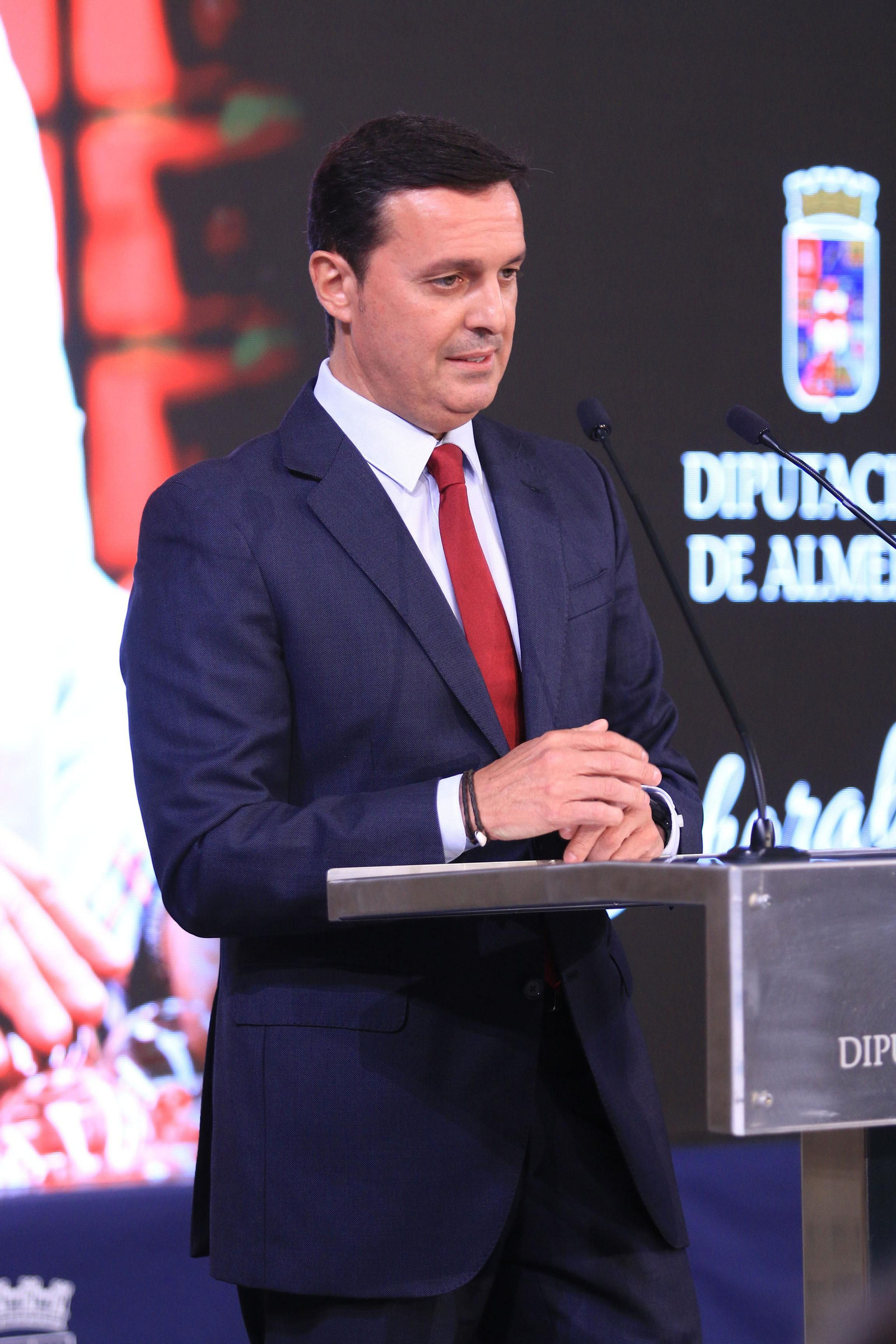 La diputación impone el Escudo de la Provincia a Pedro Caparrós