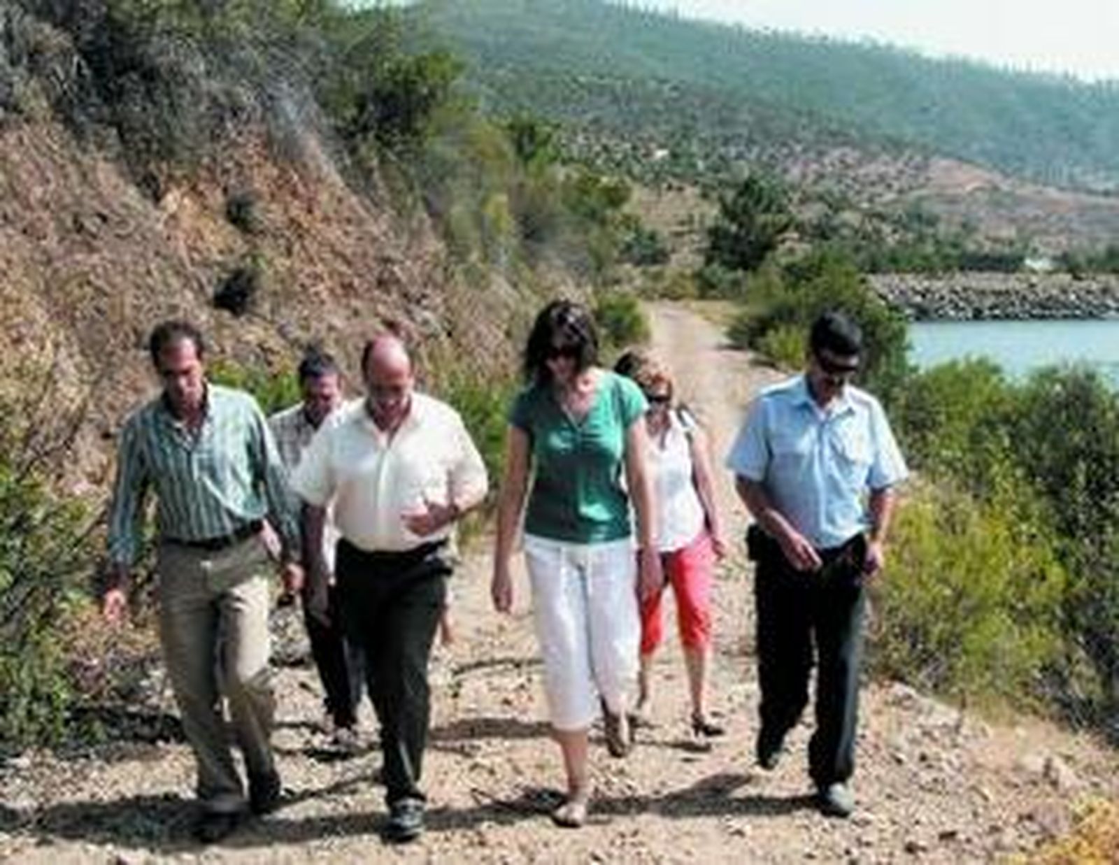 Juan Manuel López junto al alcalde de Campofrío y algunos técnicos.