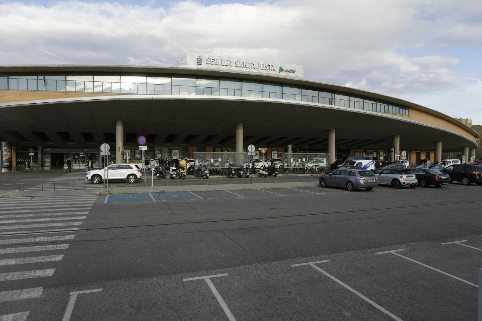 Varios vehículos en la entrada principal de la estación de Santa Justa.