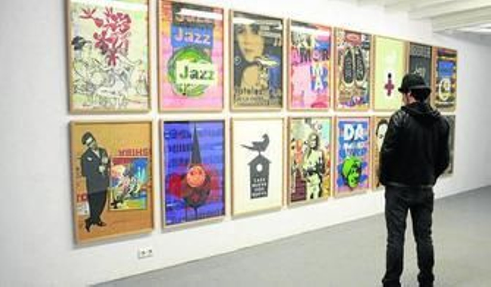 En la imagen grande, un visitante contempla algunas de las obras de Manolo Cuervo expuestas en La Nave Spacial. En detalle, 'Morería', una serie de Felipe Candel que se puede ver estos días en la galería Félix Gómez.