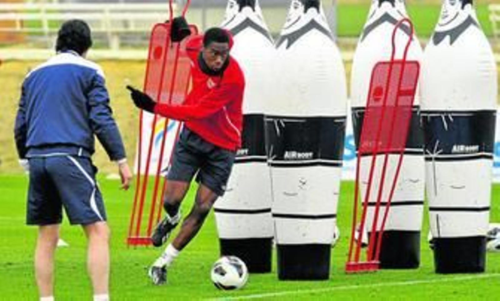 Emery vigila la progresión de Kondogbia durante un ejercicio con obstáculos.