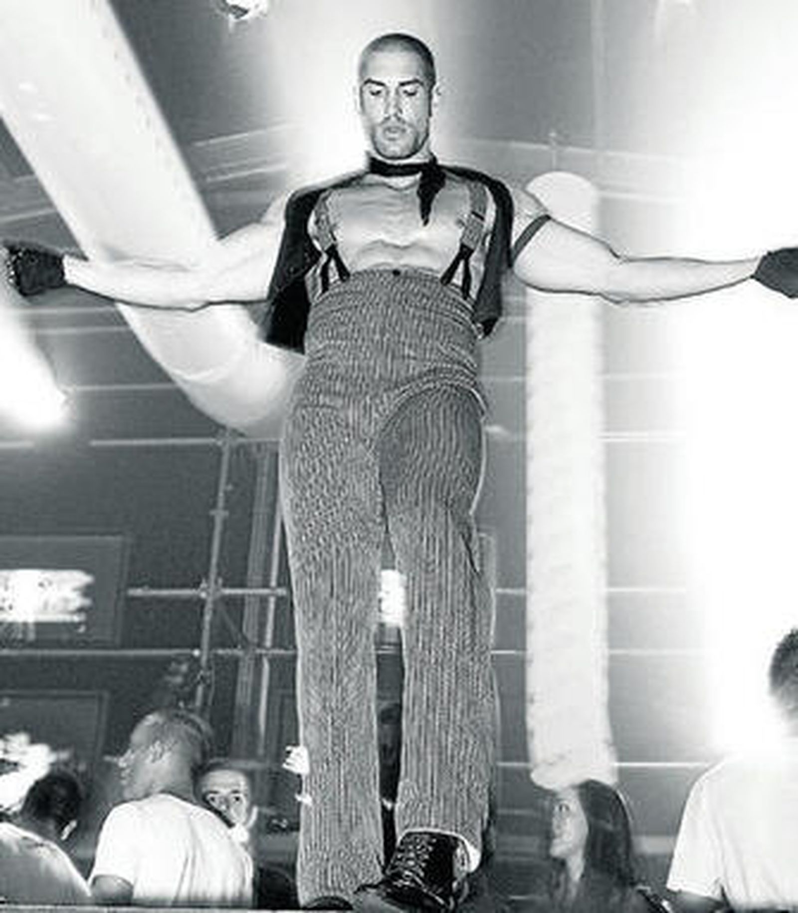 Espectáculo de gogós en una caseta juvenil del recinto ferial.