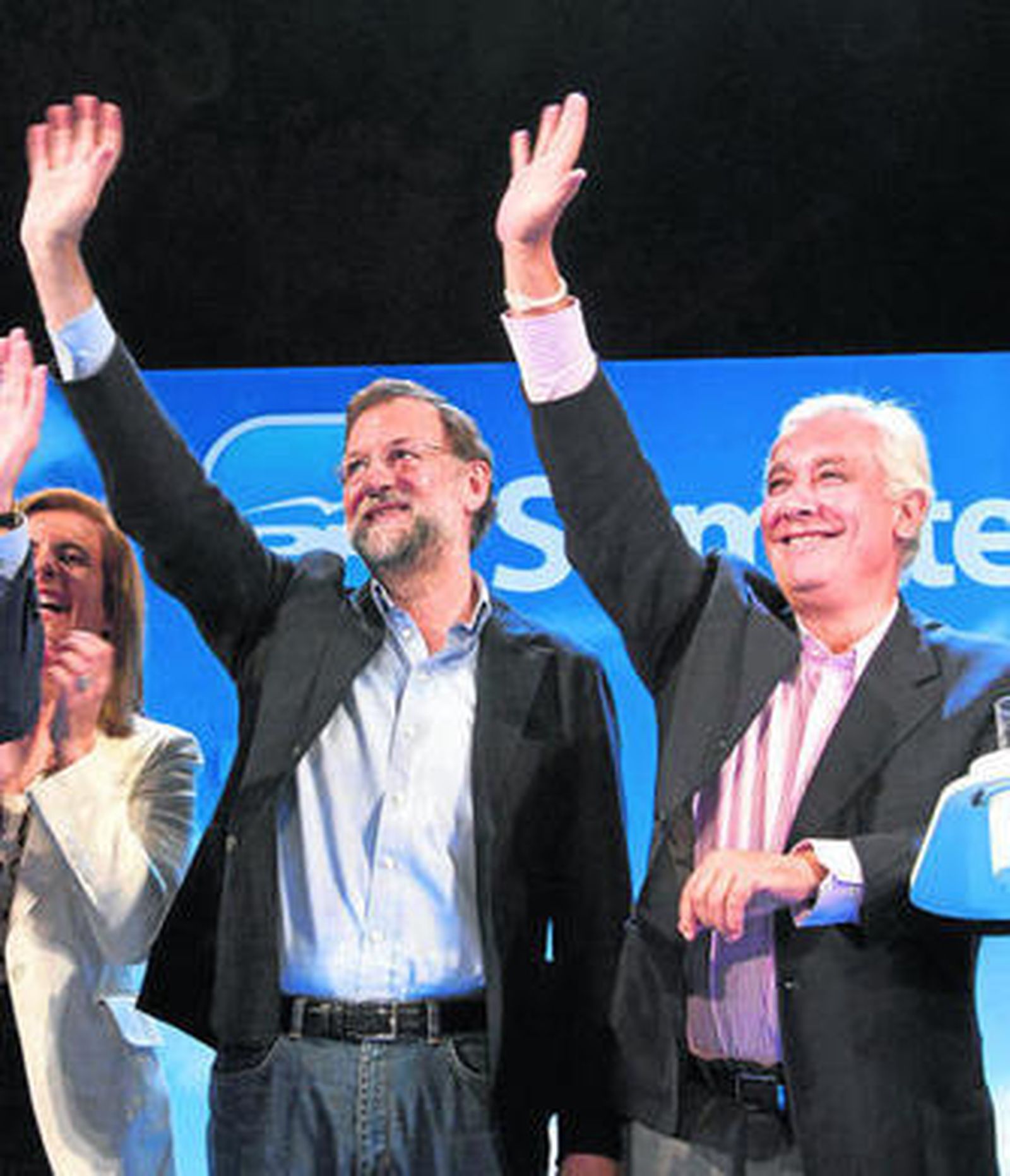 Rajoy y Arenas, ayer al término del mitin en Huelva.