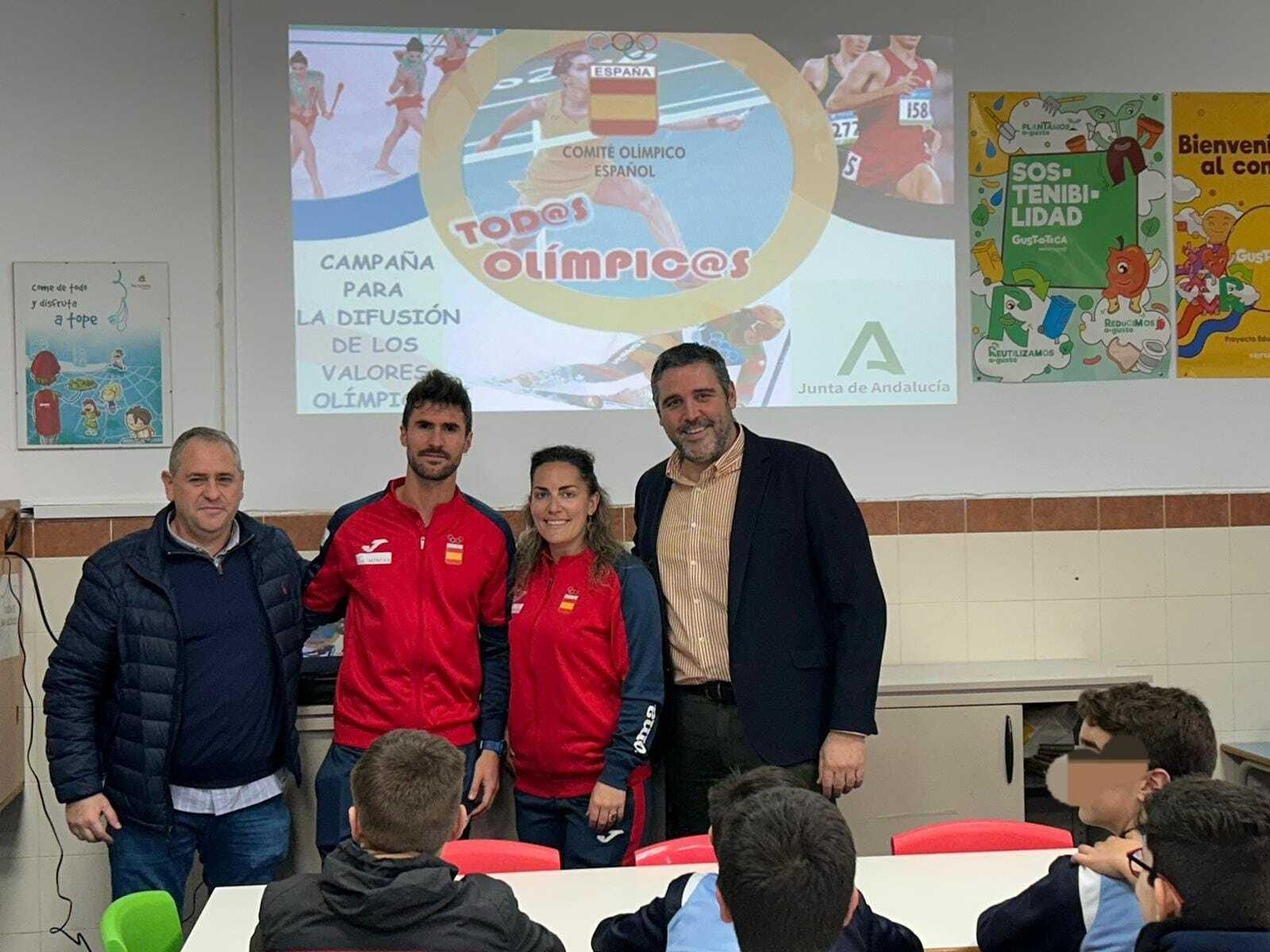Los deportistas Shenaida Mérida y Alejandro Estévez Martín posan junto a Juan José Alonso y un responsable del centro educativo.