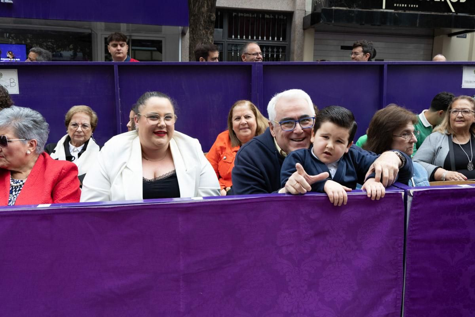 Los jiennenses se echan a la calle para presenciar la primera de las procesiones de la jornada: la Borriquilla (II)