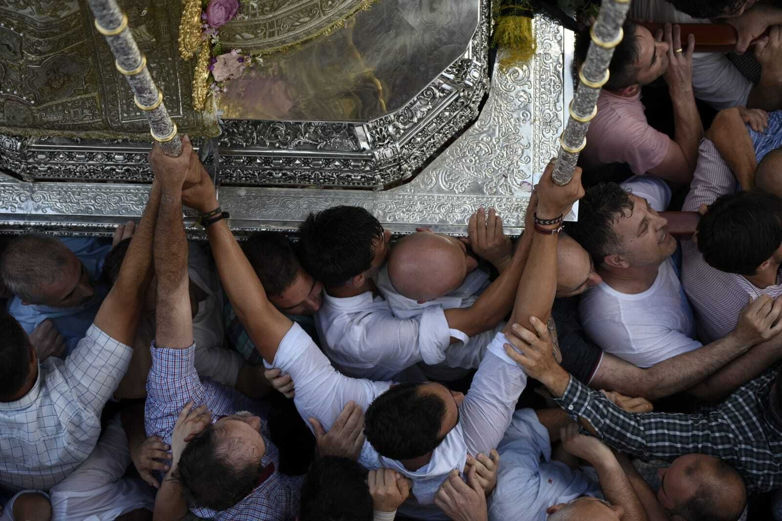 La Virgen del Rocío regresa a la iglesia tras 13 horas de procesión, en imágenes