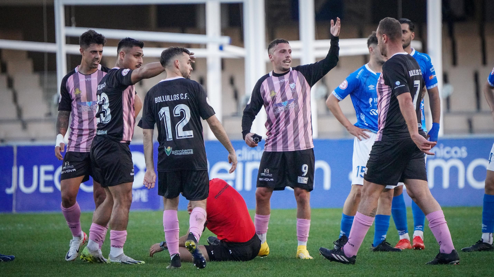 Jugadores del Bollullos, en el partido en Chapín contra el Xerez DFC.