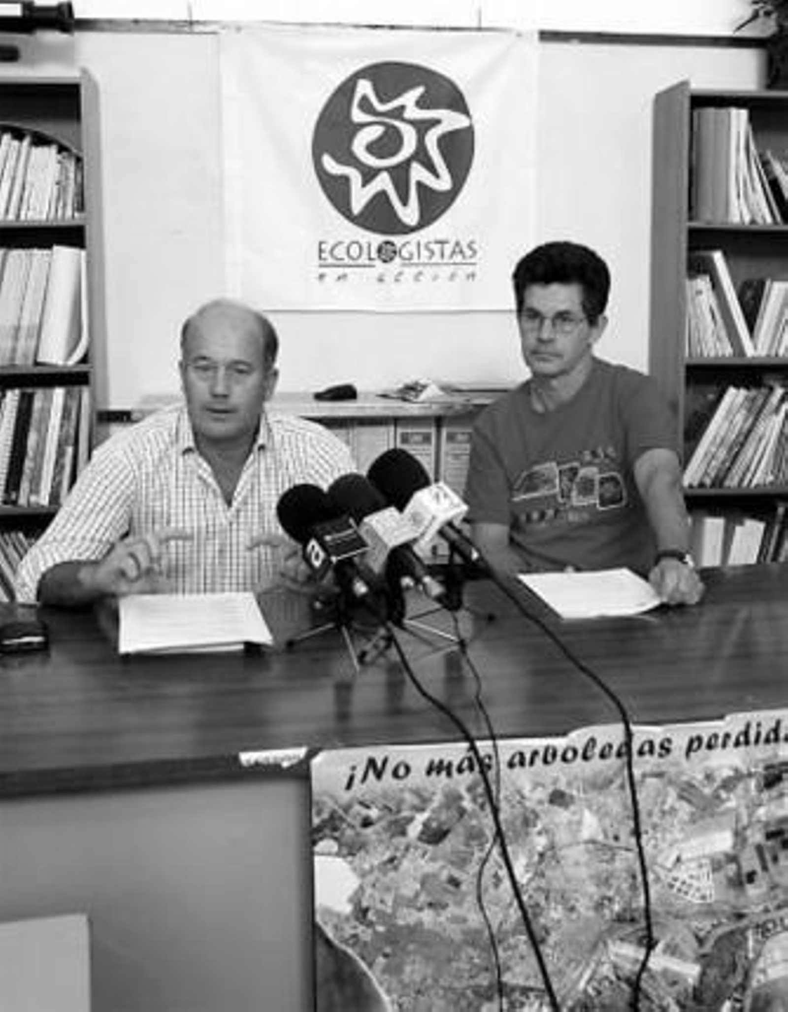 Enrique Bartolomé y Juan Clavero en la sede de Ecologistas.