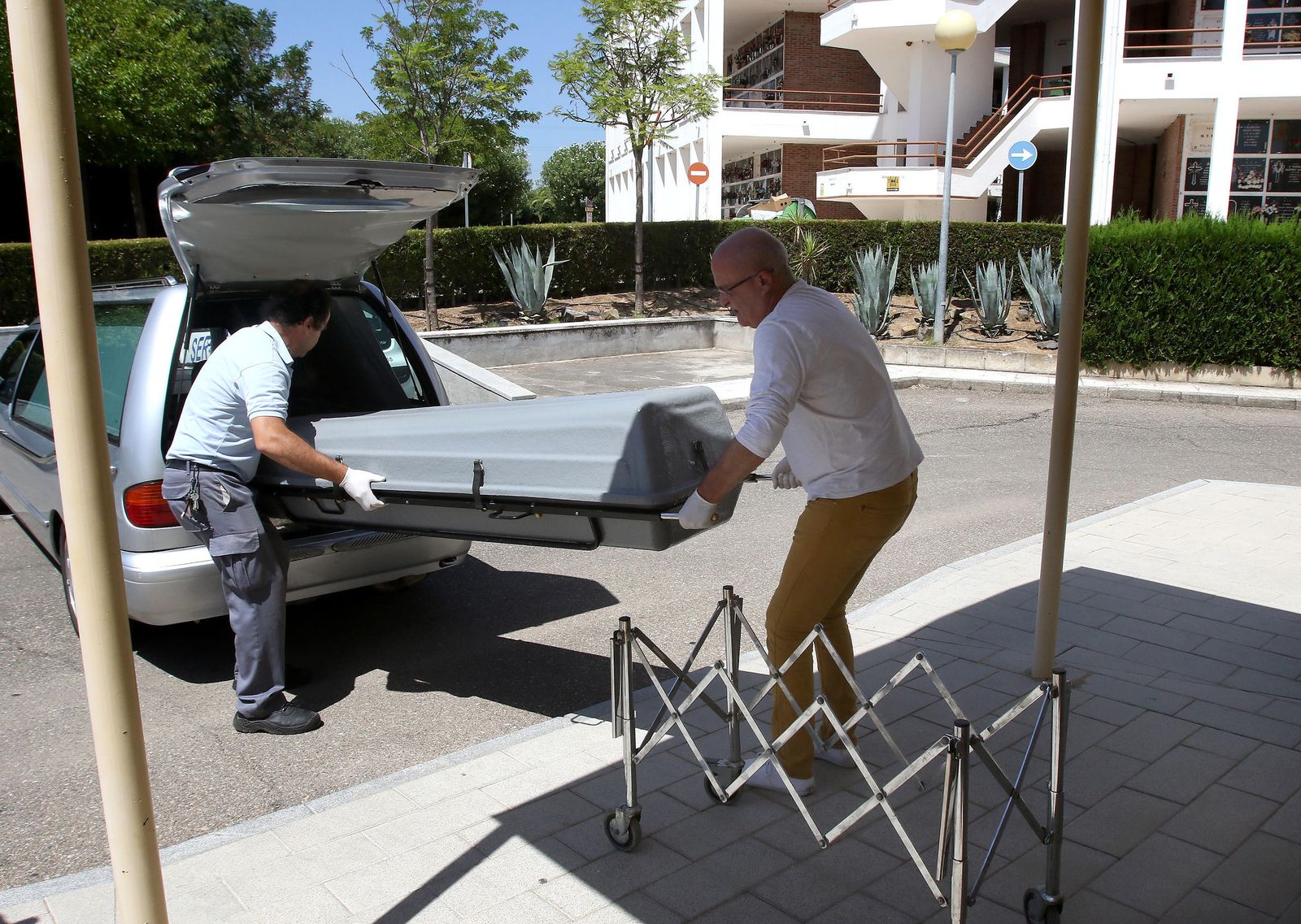 Llegada del cadáver de Blesa al Tanatorio de la Fuensanta de Córdoba.