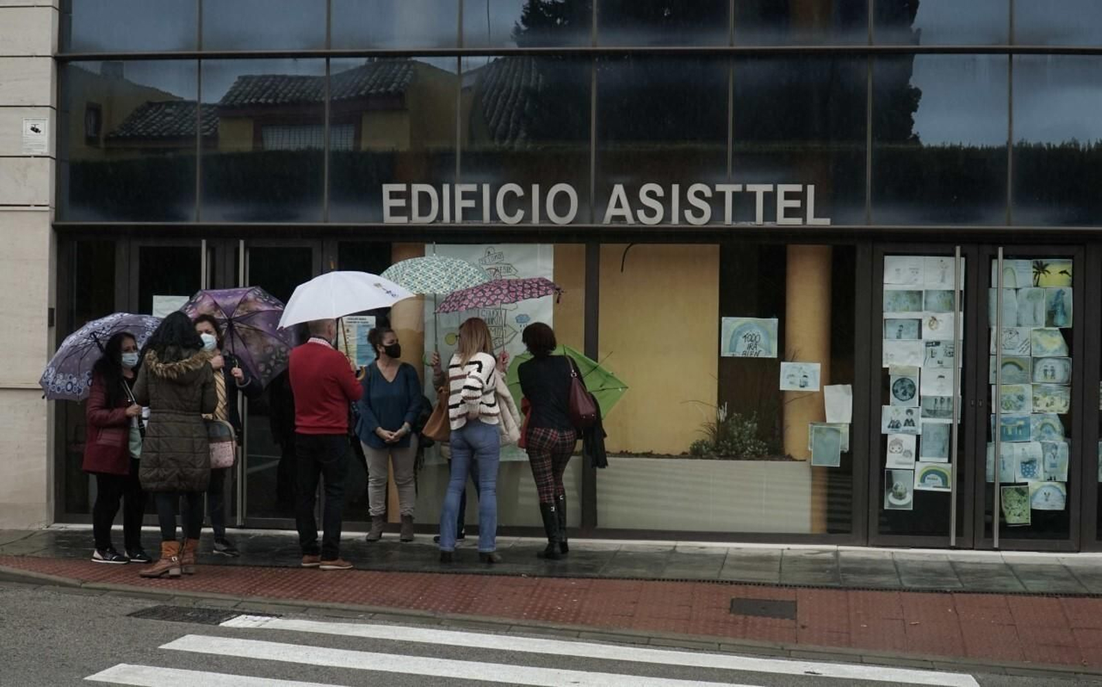 Trabajadores del centro, este jueves, ante las puertas de la residencia de Asisttel en Tomares.