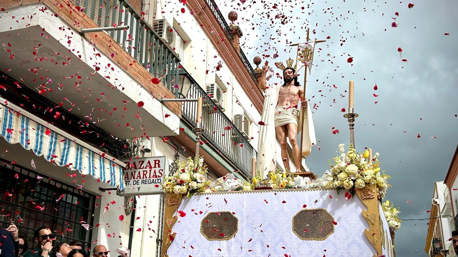 Petalada al Cristo Resucitado en Trigueros. Petalada al Cristo Resucitado en Trigueros.