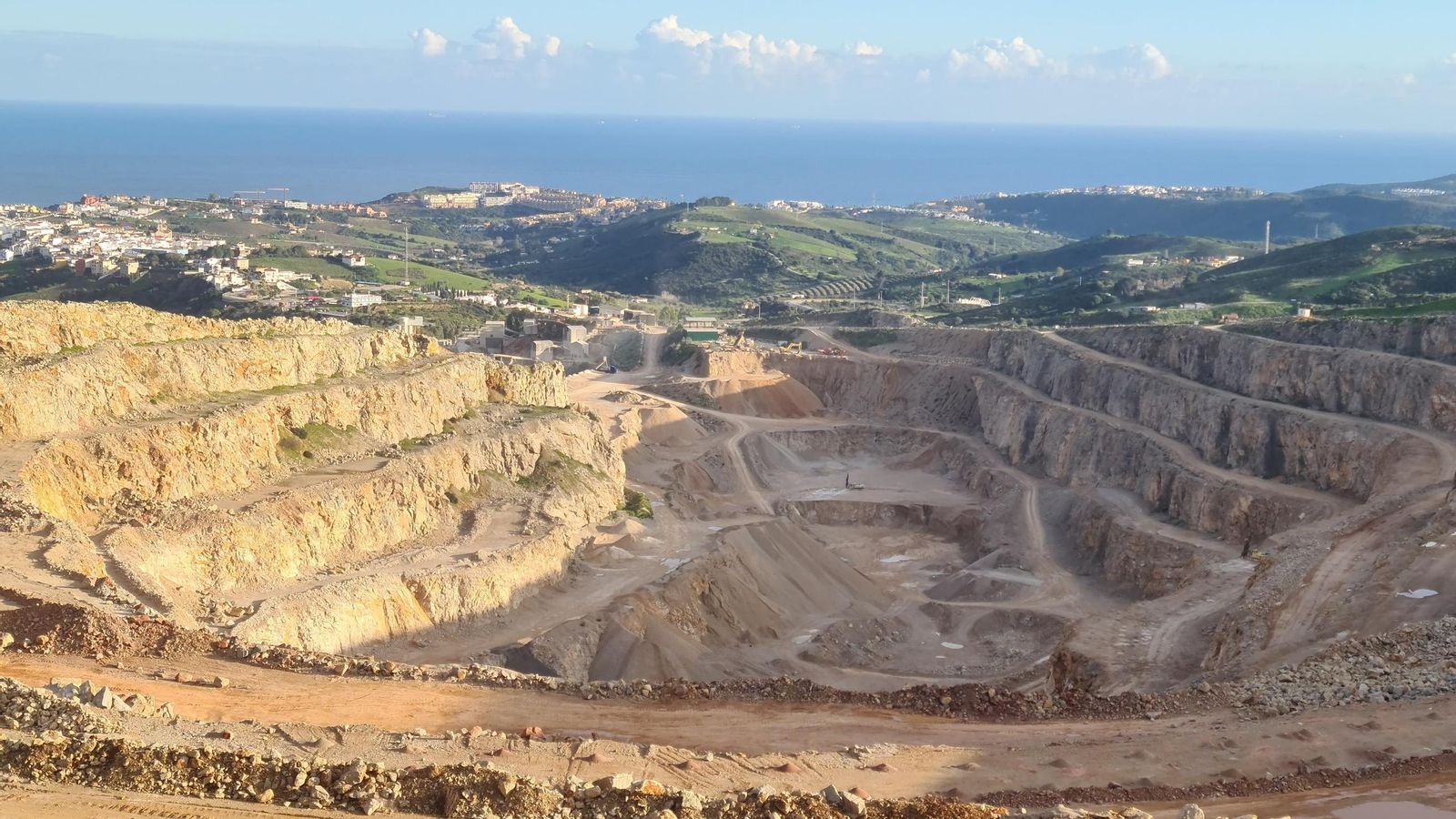 Extracciones de piedra en la cantera de La Utrera (Casares) y su traslado a Gibraltar para los rellenos del 'Eastside'. Extracciones de piedra en la cantera de La Utrera (Casares) y su traslado a Gibraltar para los rellenos del 'Eastside'.
