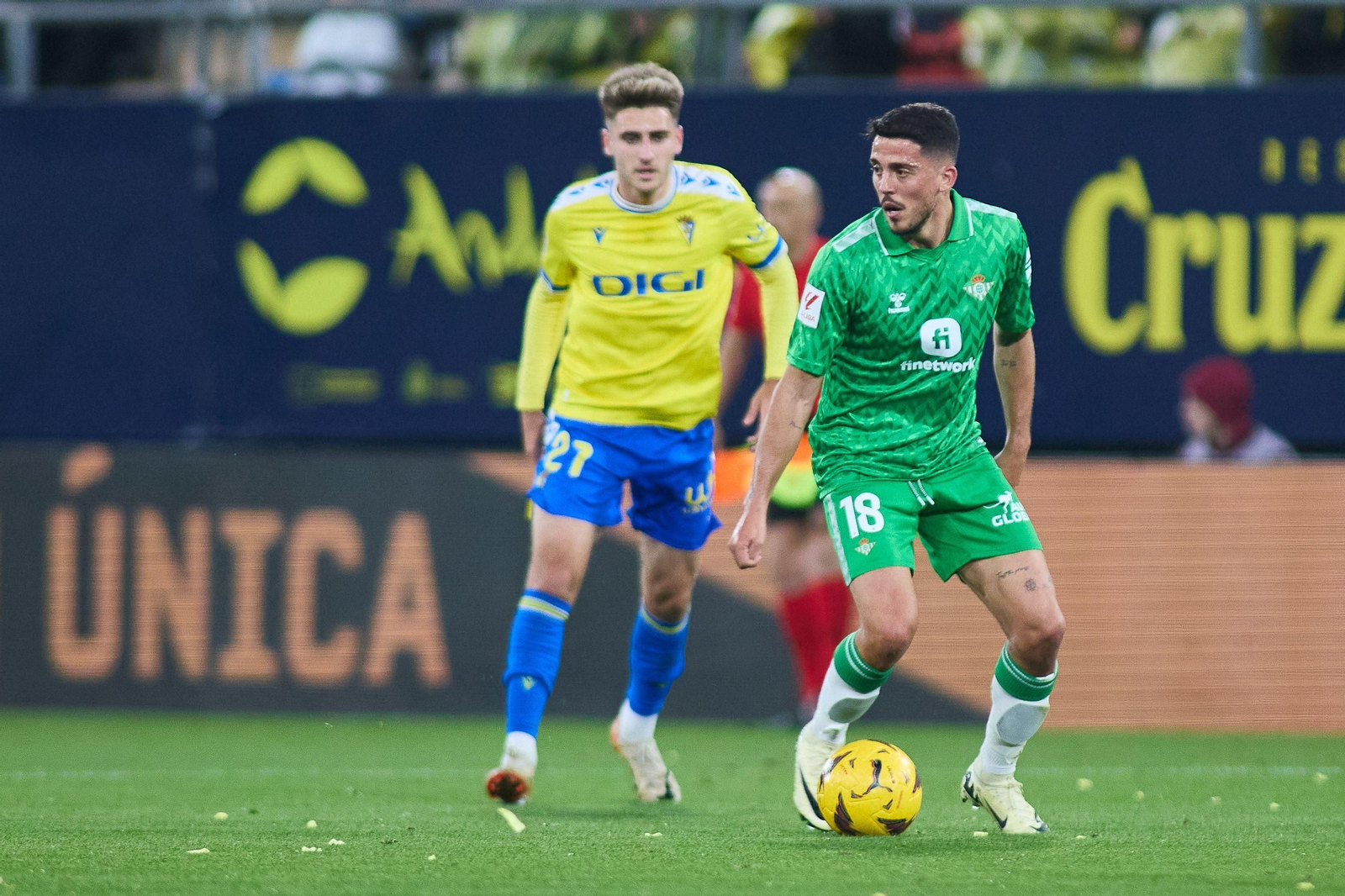 Fornals controla el balón presionado por Robert Navarro.
