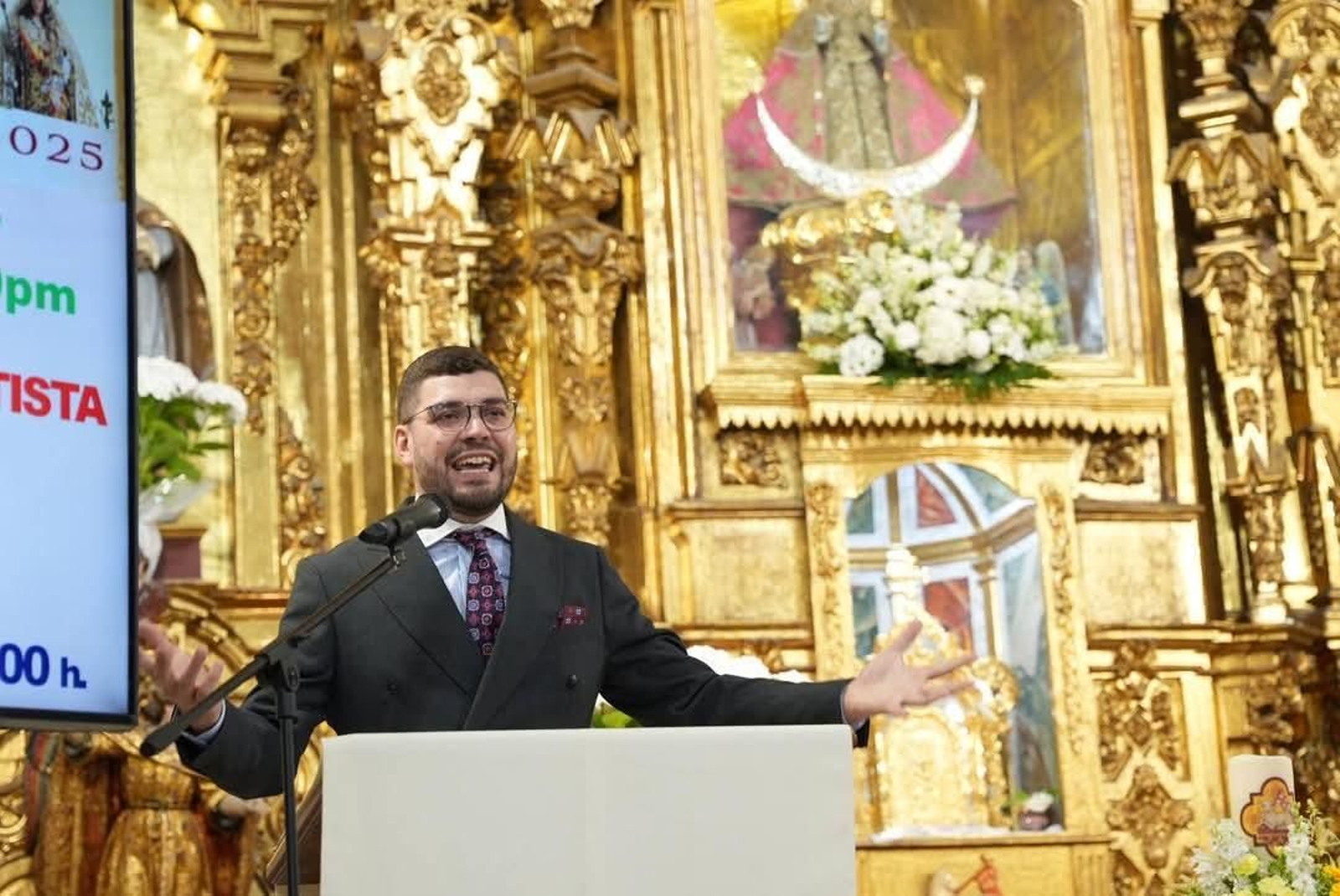 El pregonero de las Glorias, Fran Ariza, desde su atril de la Iglesia de San Telmo este domingo.