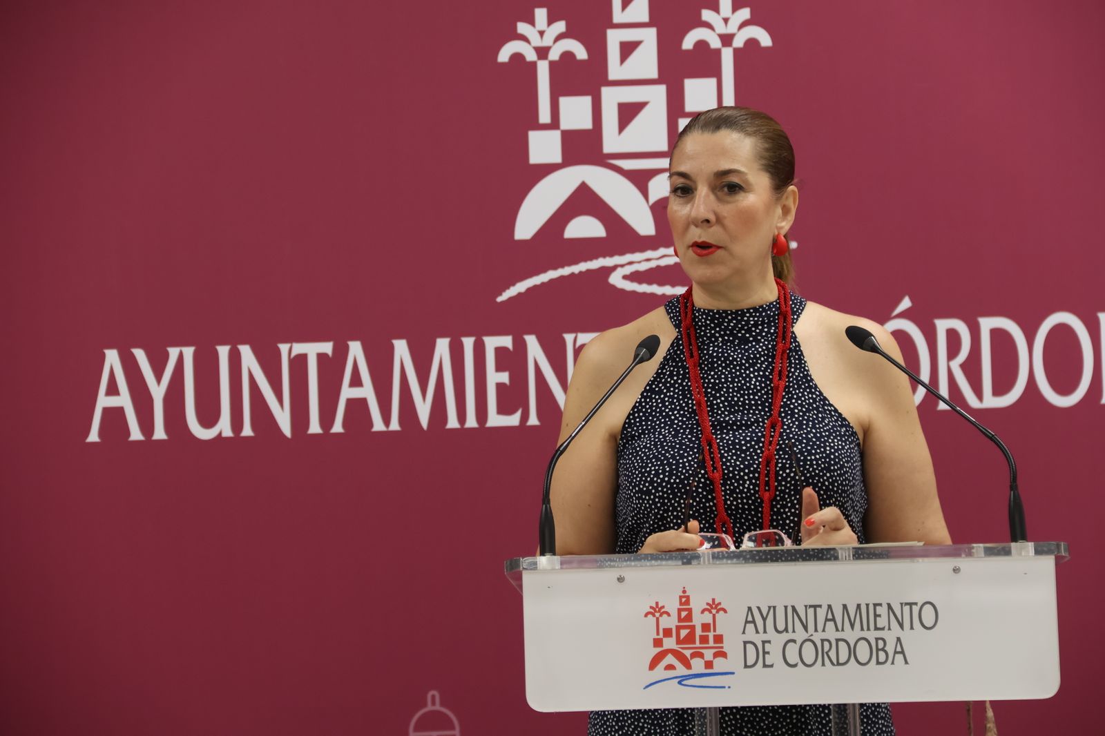 Eva Contador presenta las ayudas.
