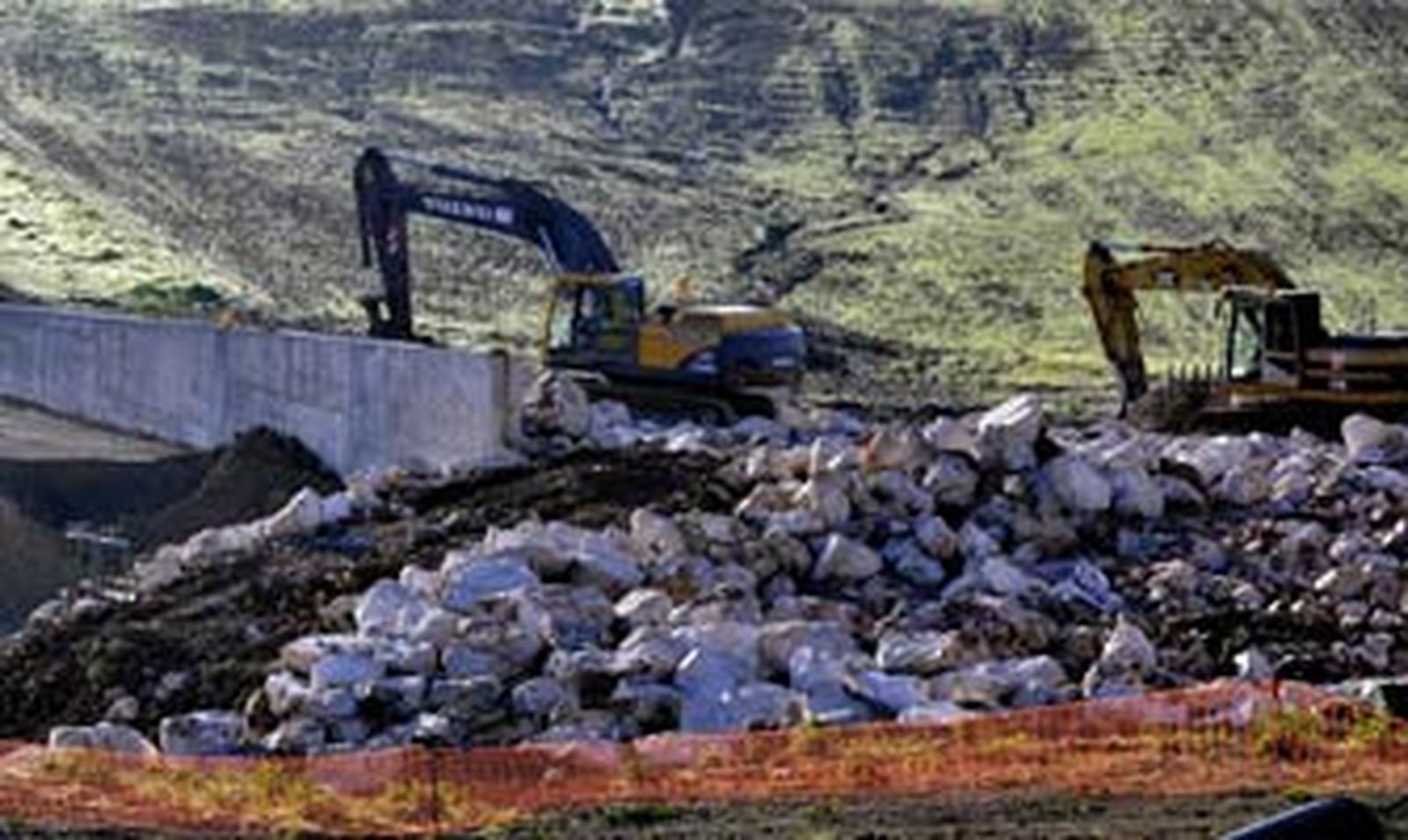 El dique provisional contra las riadas se acabará en una semana