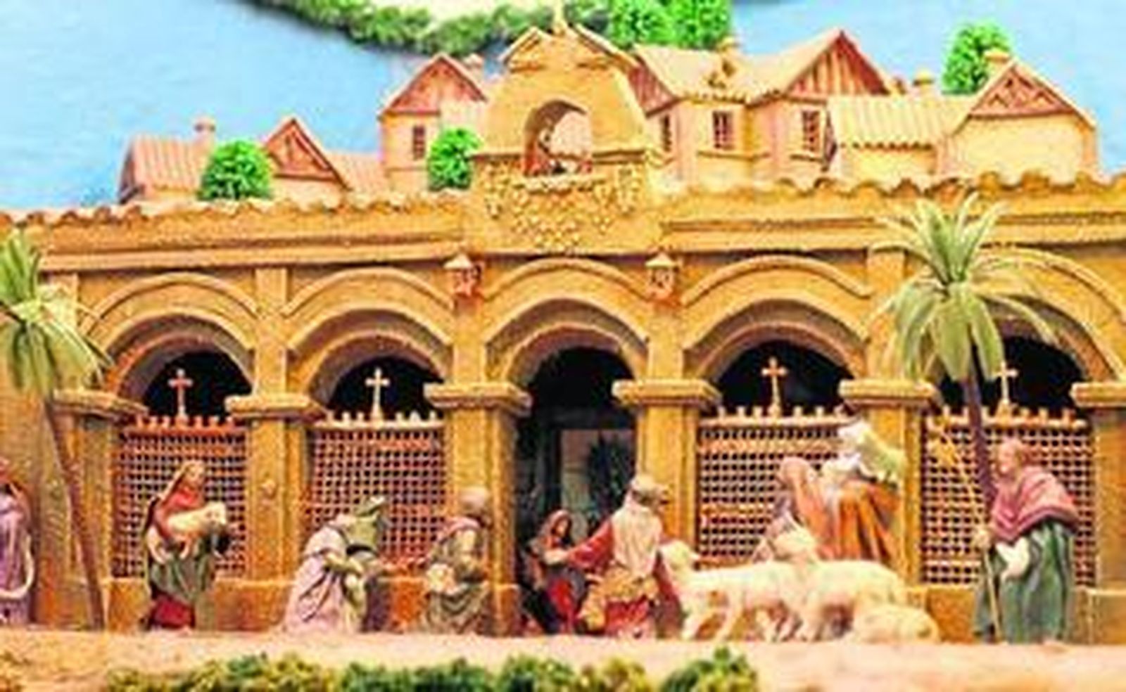 1. Lorenzo Belda ha reproducido la fachada del Santuario de la Cinta, uno de los elementos con los que conmemora los 50 años del nombramiento de la Virgen Chiquita como Patrona de Huelva. 2. Juan García, primo del belenista, toma imágenes del nacimiento para captar la bajada de la Cinta al son de los campanilleros. 3. Lorenzo Belda y su hijo Pablo, quien se encarga del montaje de sonido. 4. Una de las escenas del belén recrea una partida de cartas.