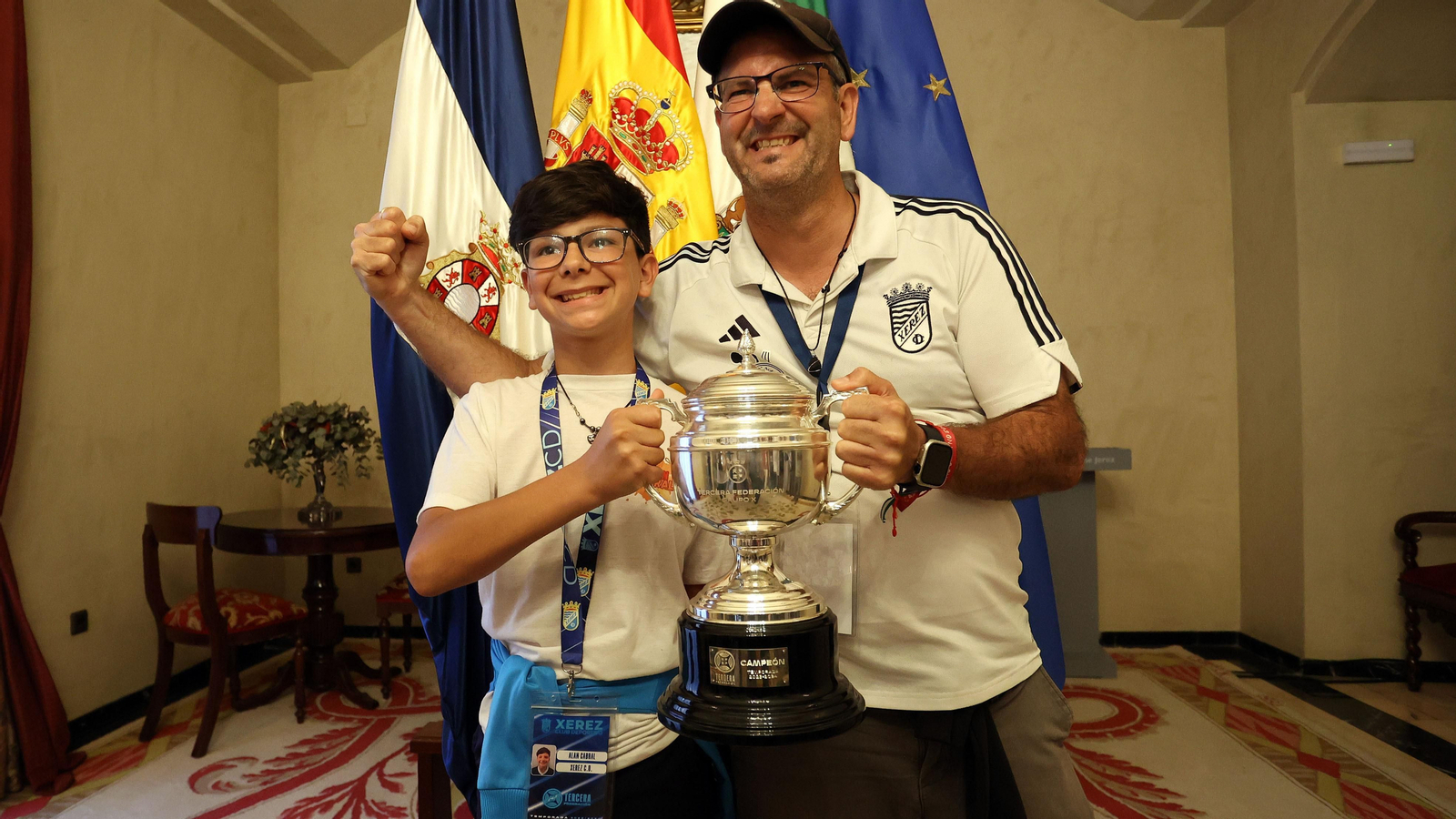 Baño de masas del Xerez CD en Jerez por su ascenso
