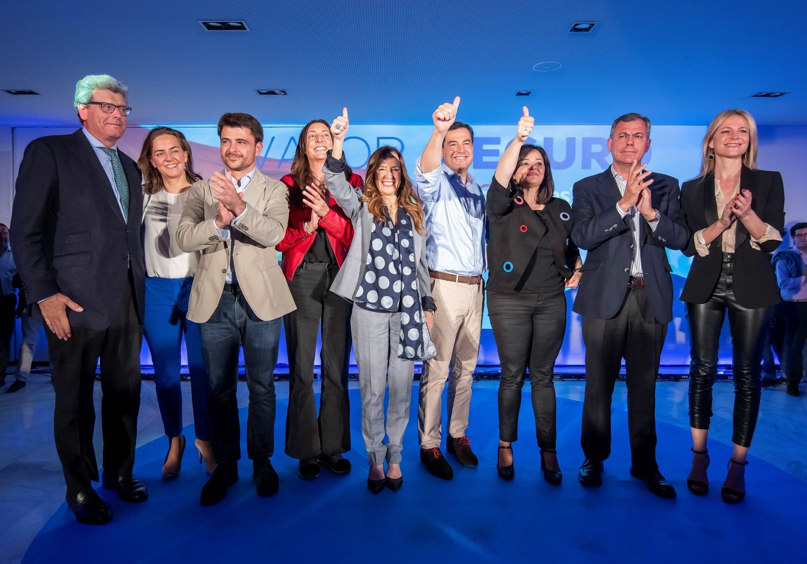 Juanma Moreno con Virginia Peréz a su derecha y otros dirigentes del partido