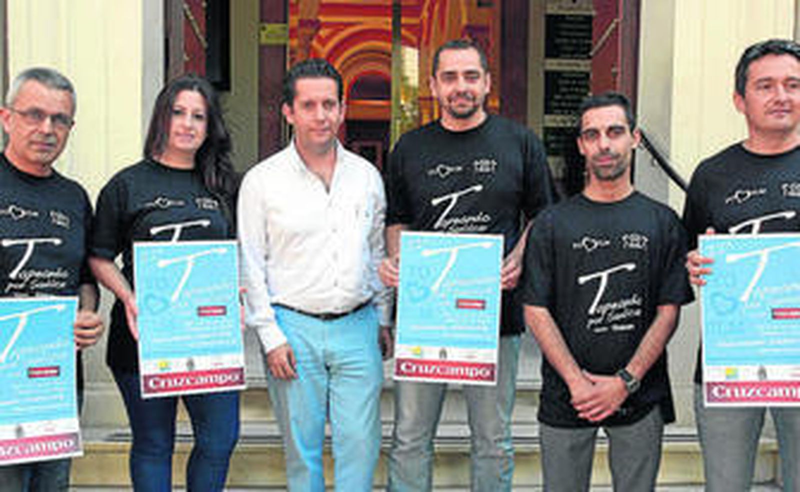 Antonio Manuel Pérez, con los representantes de la organización RUTA y los premiados de la primera edición.