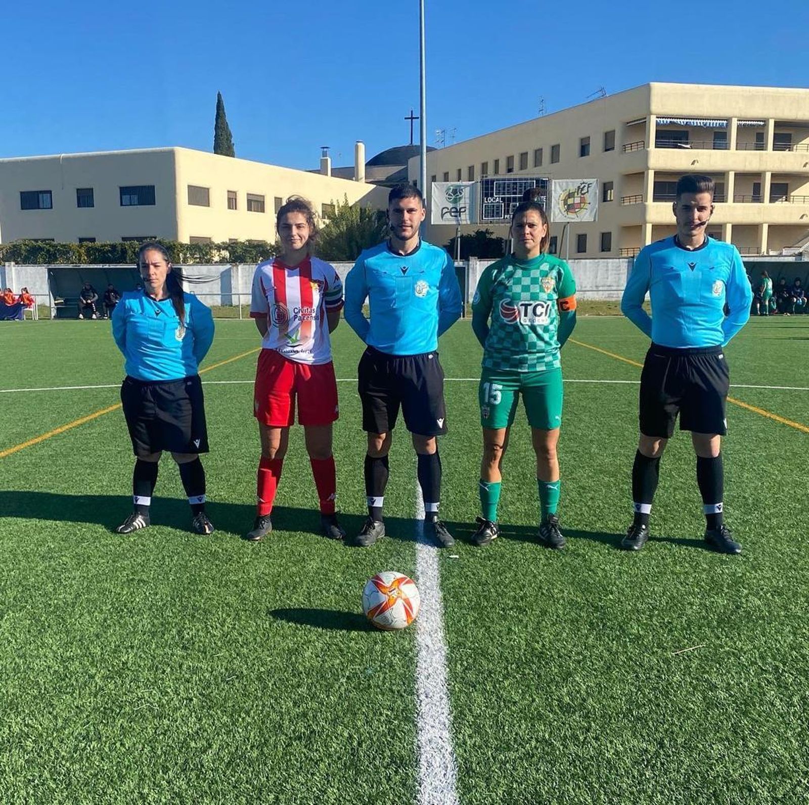 Las capitanas y el trío arbitral poco antes del inicio del partido en Badajoz.