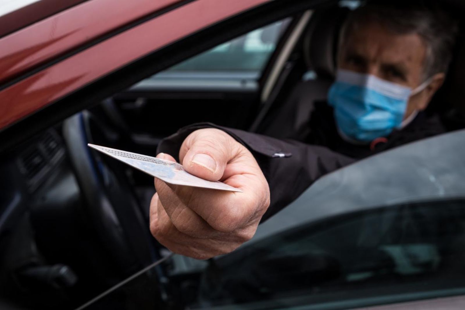 Este es el documento que debes llevar si vas a viajar esta Navidad y en qué comunidades se pide