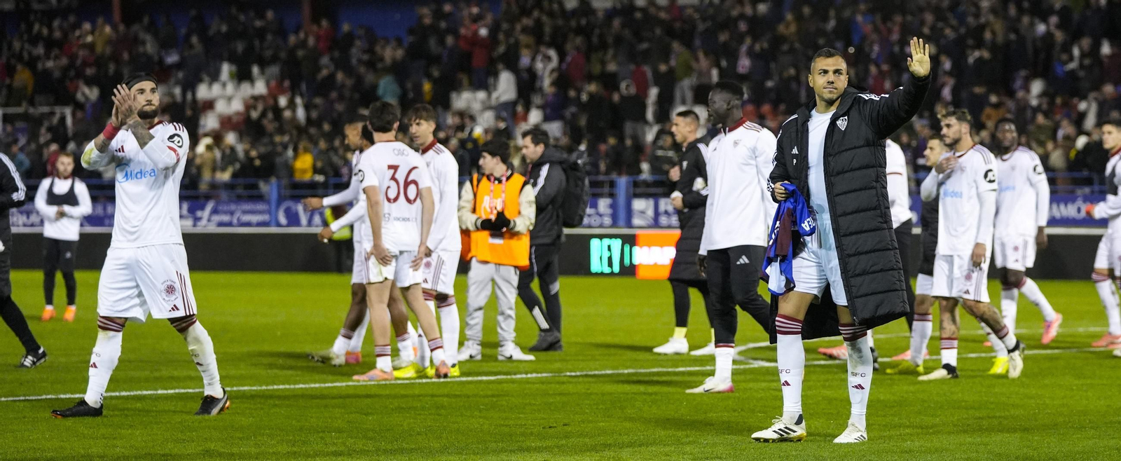 Joan Jordán, que volvía a jugar después de mucho tiempo con la camiseta del Sevilla, agradece el apoyo a los aficionados desplazados hasta Almendralejo.