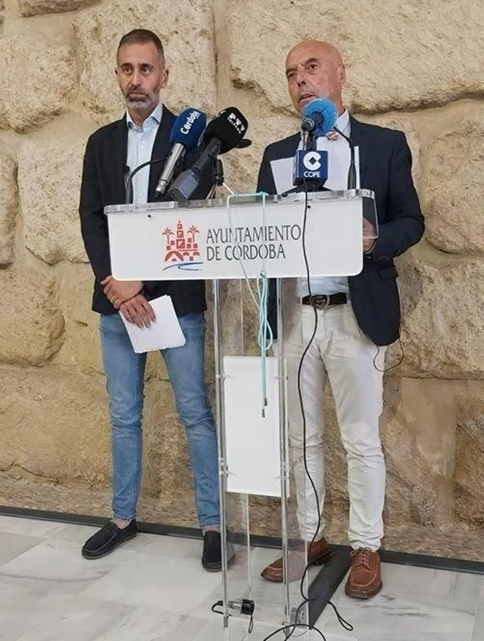 Antonio Hurtado, junto al también edil socialista Ángel Ortiz, en una comparecencia en el Ayuntamiento.