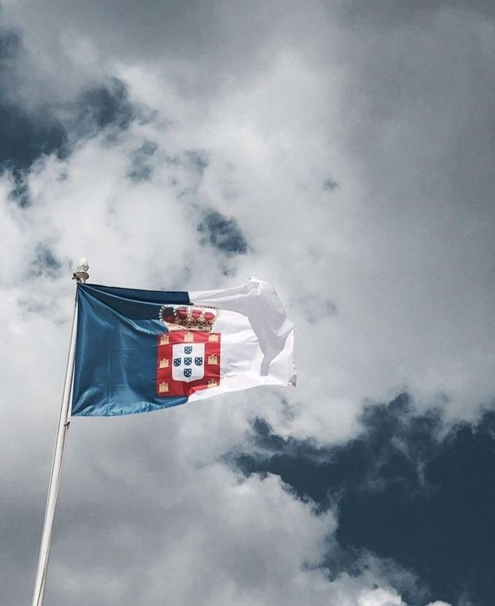La bandera monárquica de Portugal ondea al viento