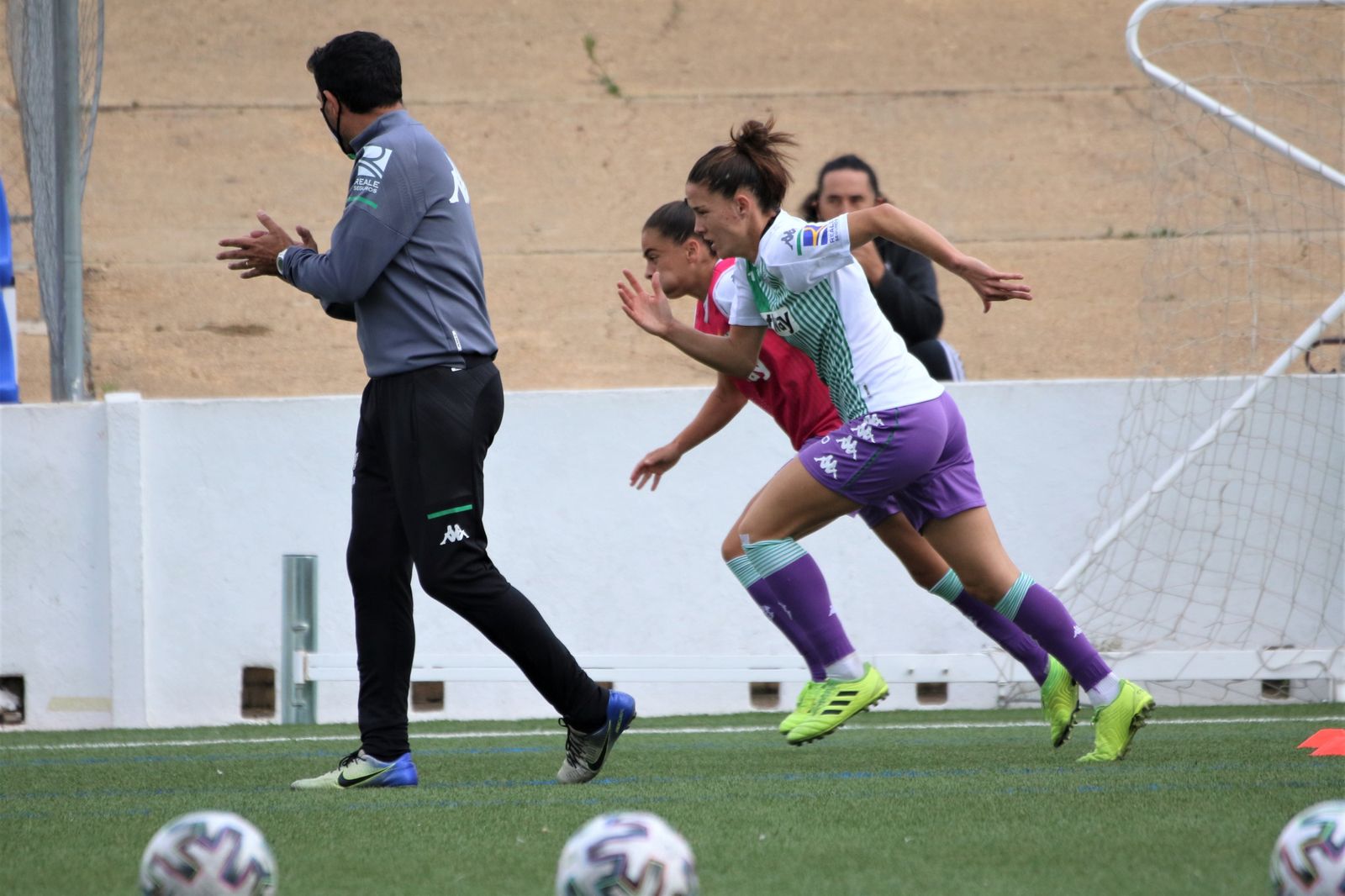 Dos futbolistas verdiblancas se ejercitan