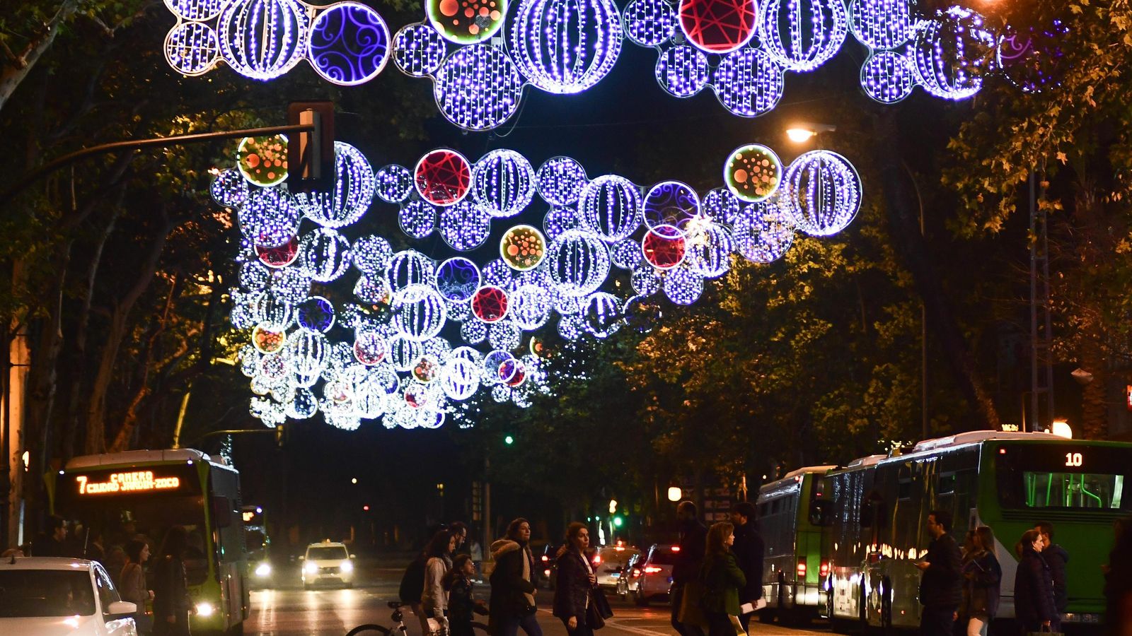 Iluminación en la avenida Ronda de los Tejares. Iluminación en la avenida Ronda de los Tejares.