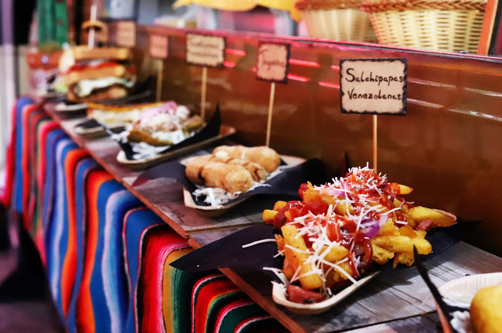 Imágenes de la apertura del Festival de Food Trucks de Binómico en la Plaza de las Monjas