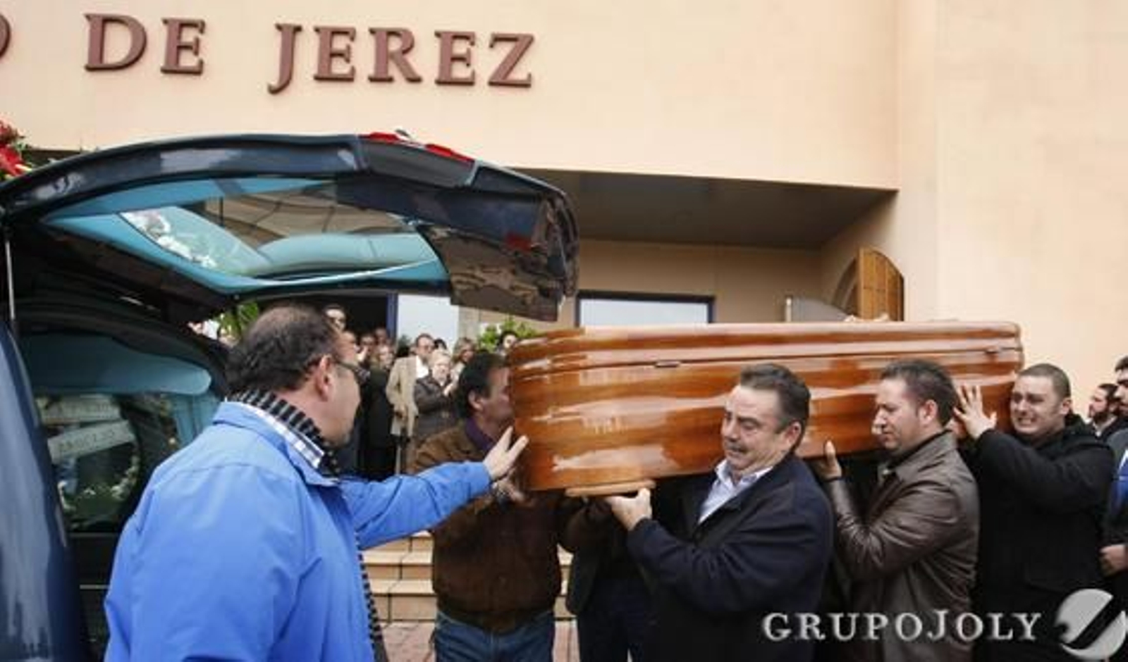 El féretro de Juan Moneo es llevado a hombros por sus familiares.

Foto: Pascual