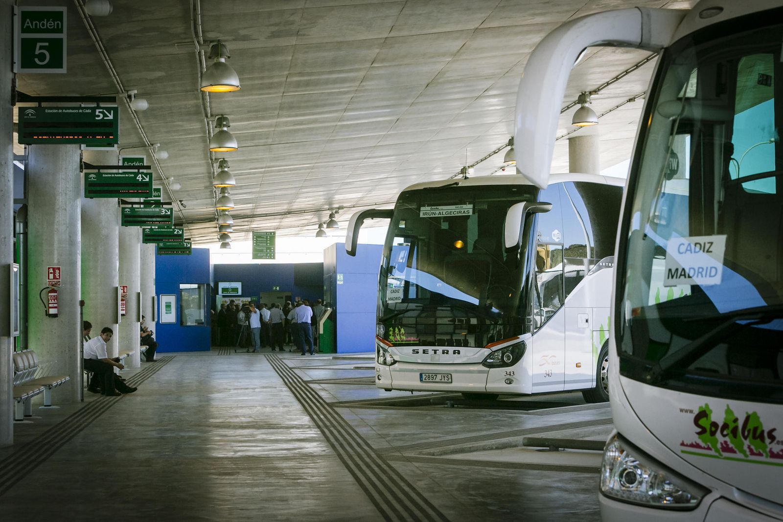 Dos autobuses de la empresa Socibus estrenaron ayer la nueva estación intermodal.