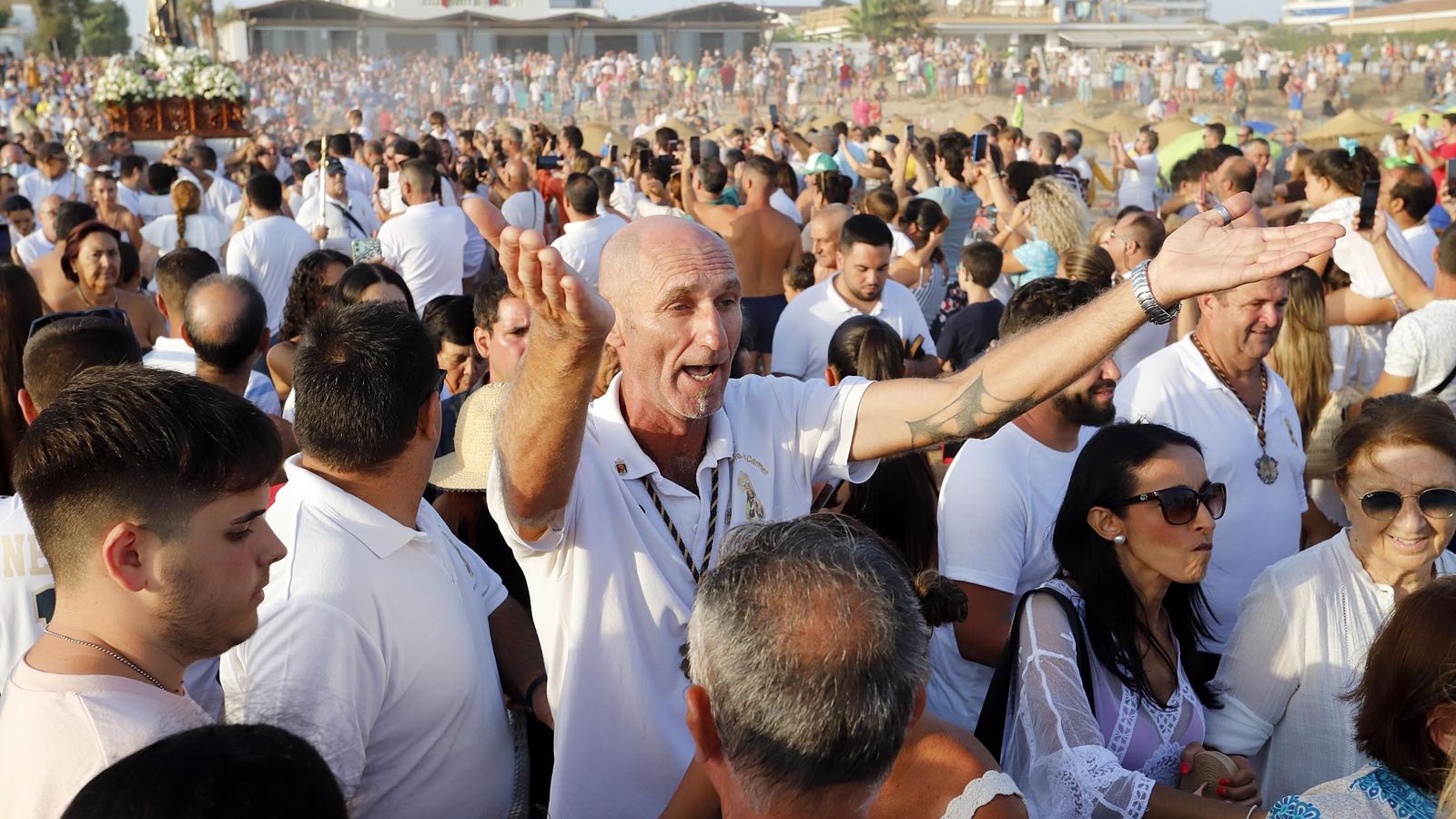 Una clara estampa de fervor en Punta Umbría con la imagen de la Virgen de fondo.