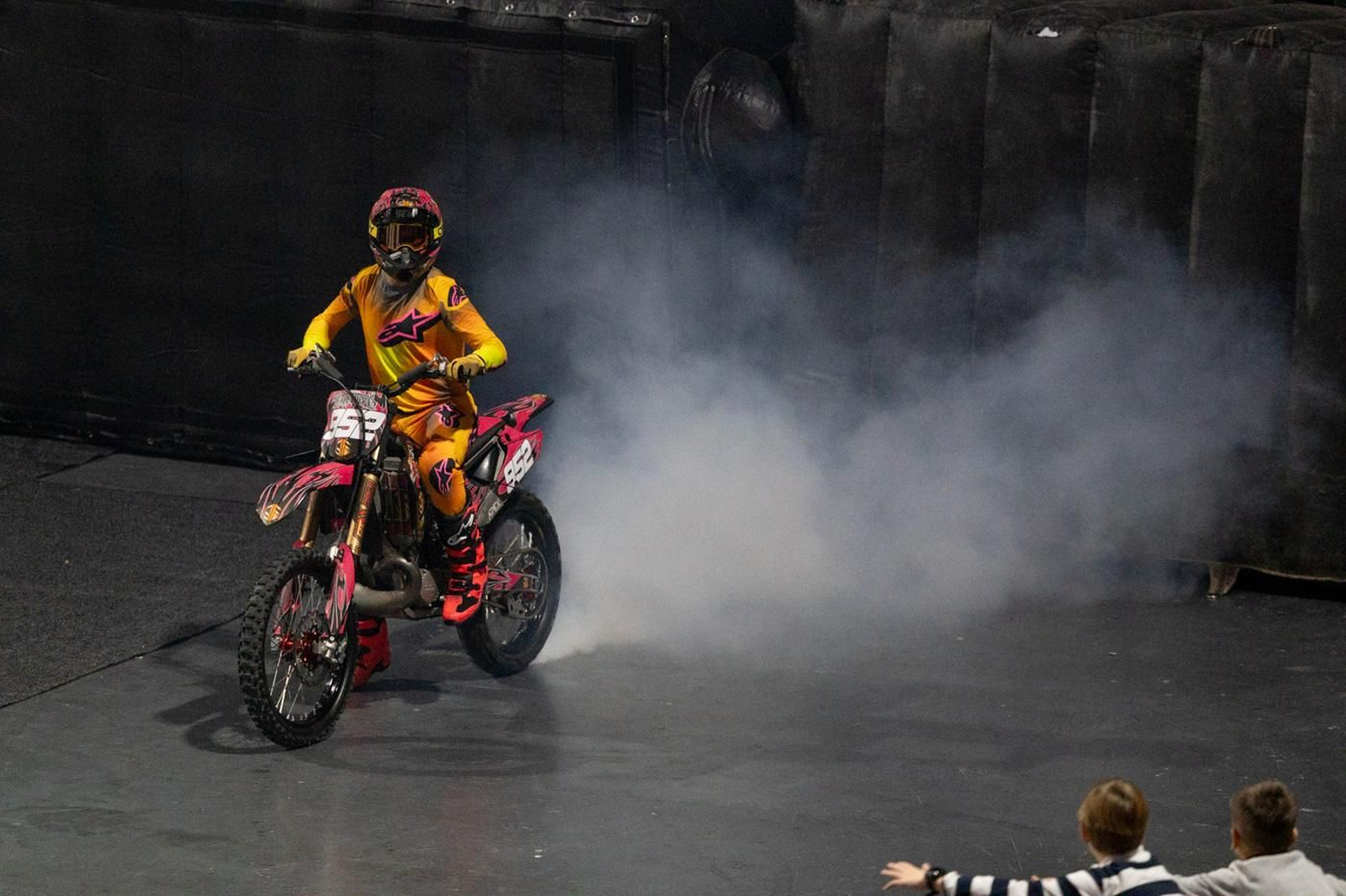 En imágenes: el Soloflow Freestyle enamora en Jaén con acrobacias y espectáculo en estado puro