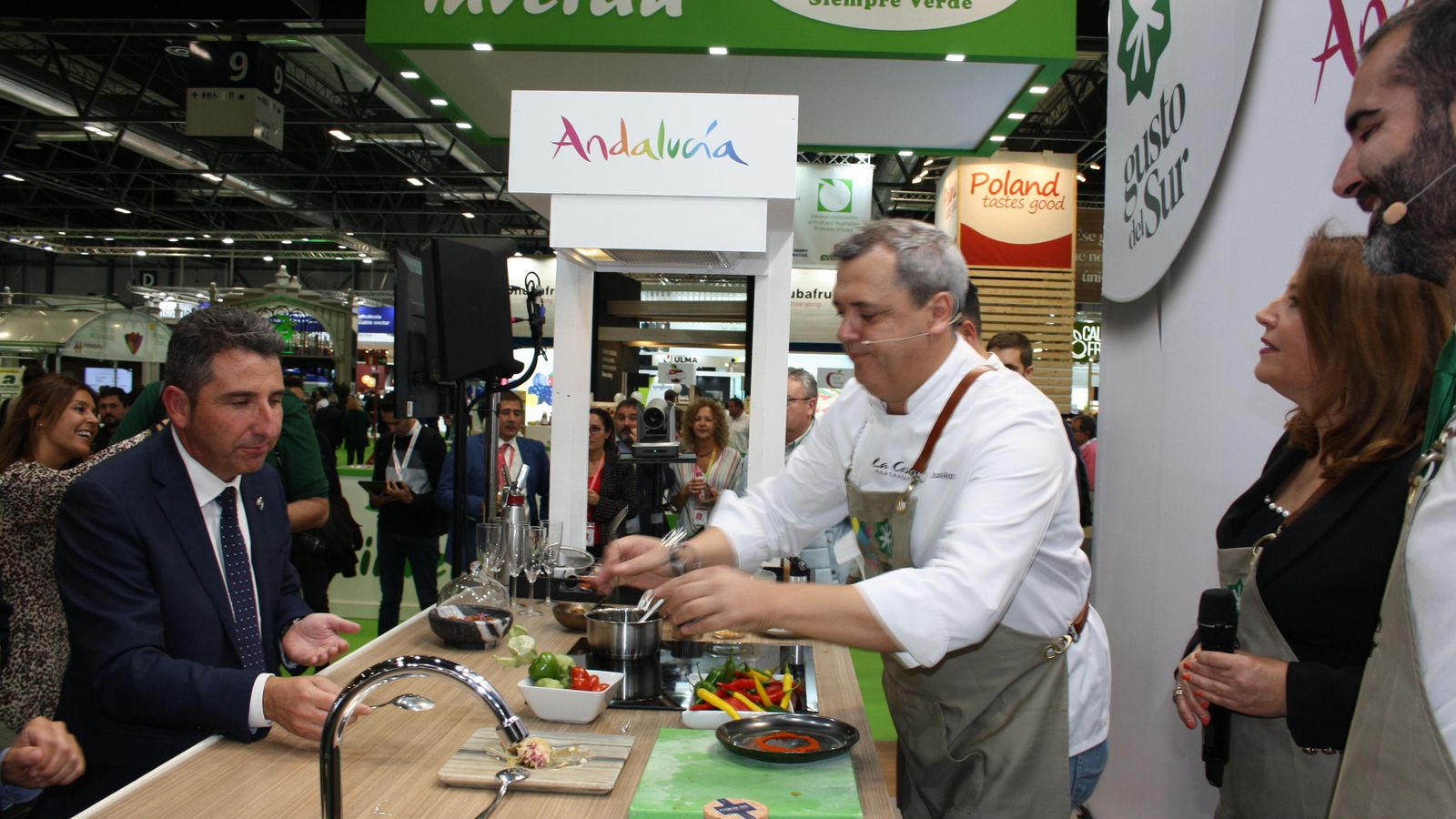 Alvaro Burgos con Carmen Crespo de improvisada cocinera.