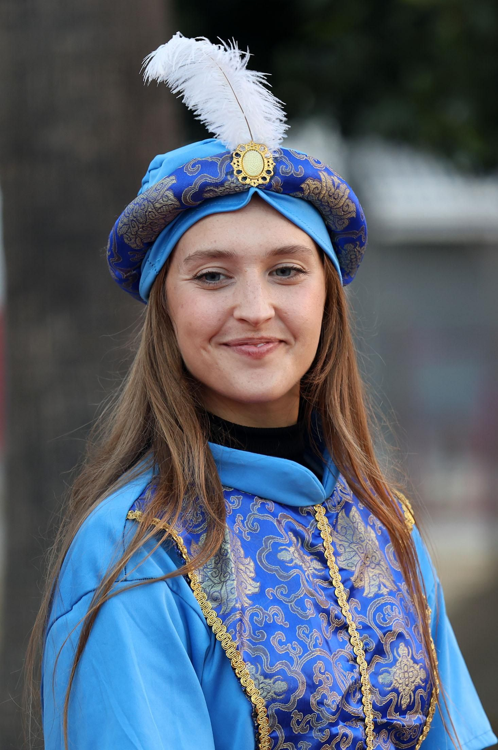 Imágenes del paje Real de SSMM los Reyes Magos recogiendo las cartas de los niños y niñas de Huelva en la plaza Houston