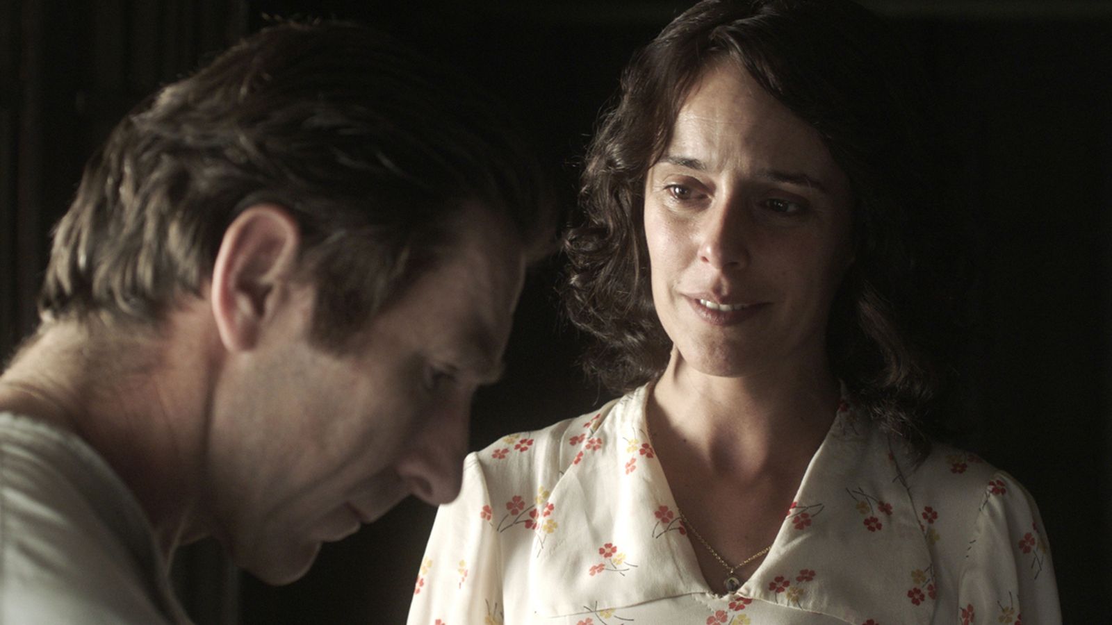 Antonio de la Torre y Belén Cuesta, en 'La trinchera infinita'.