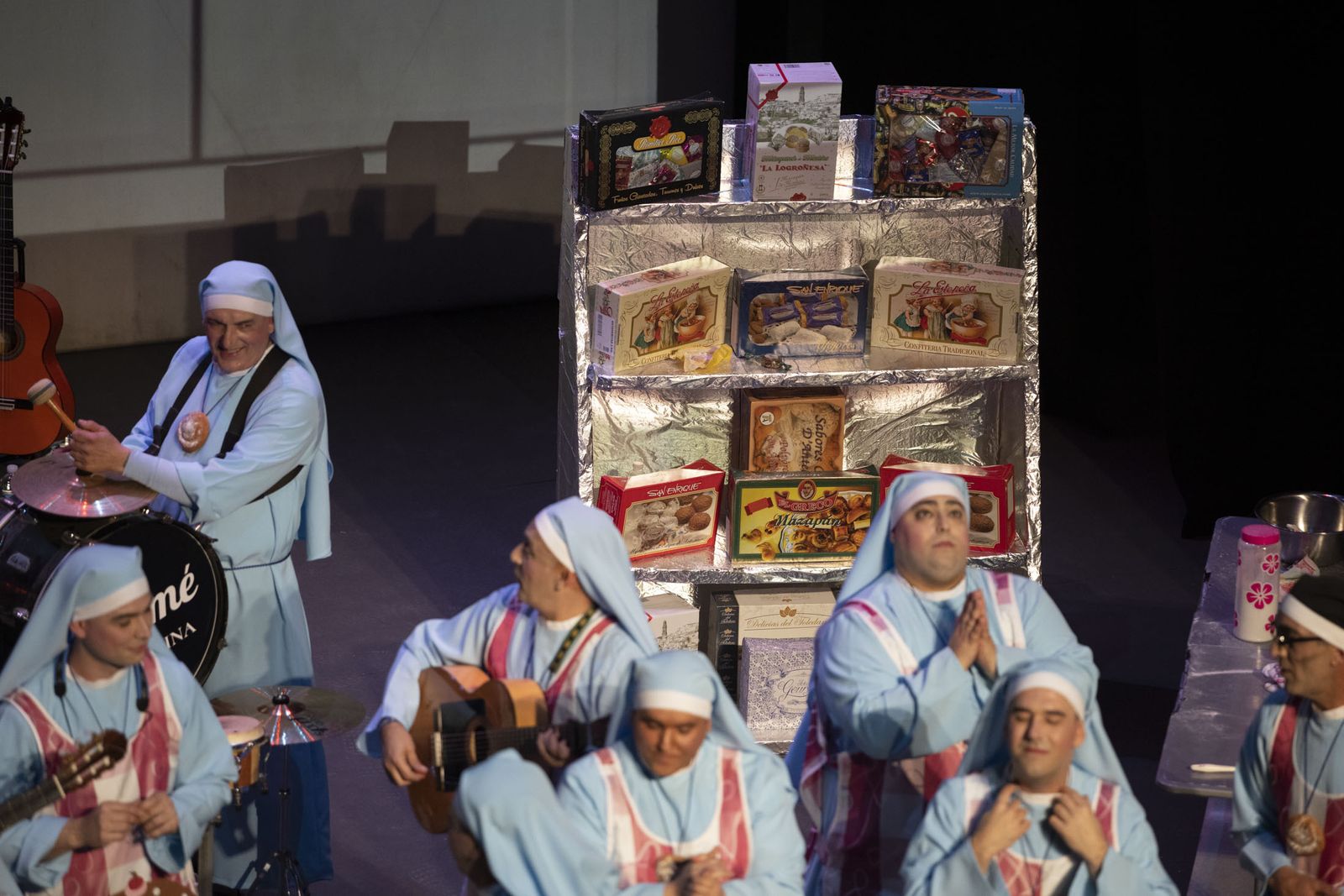 Imágenes de la actuación de la murga de Isla Cristina 'Las monjas 30 años de tradición' en el Carnaval Colombino