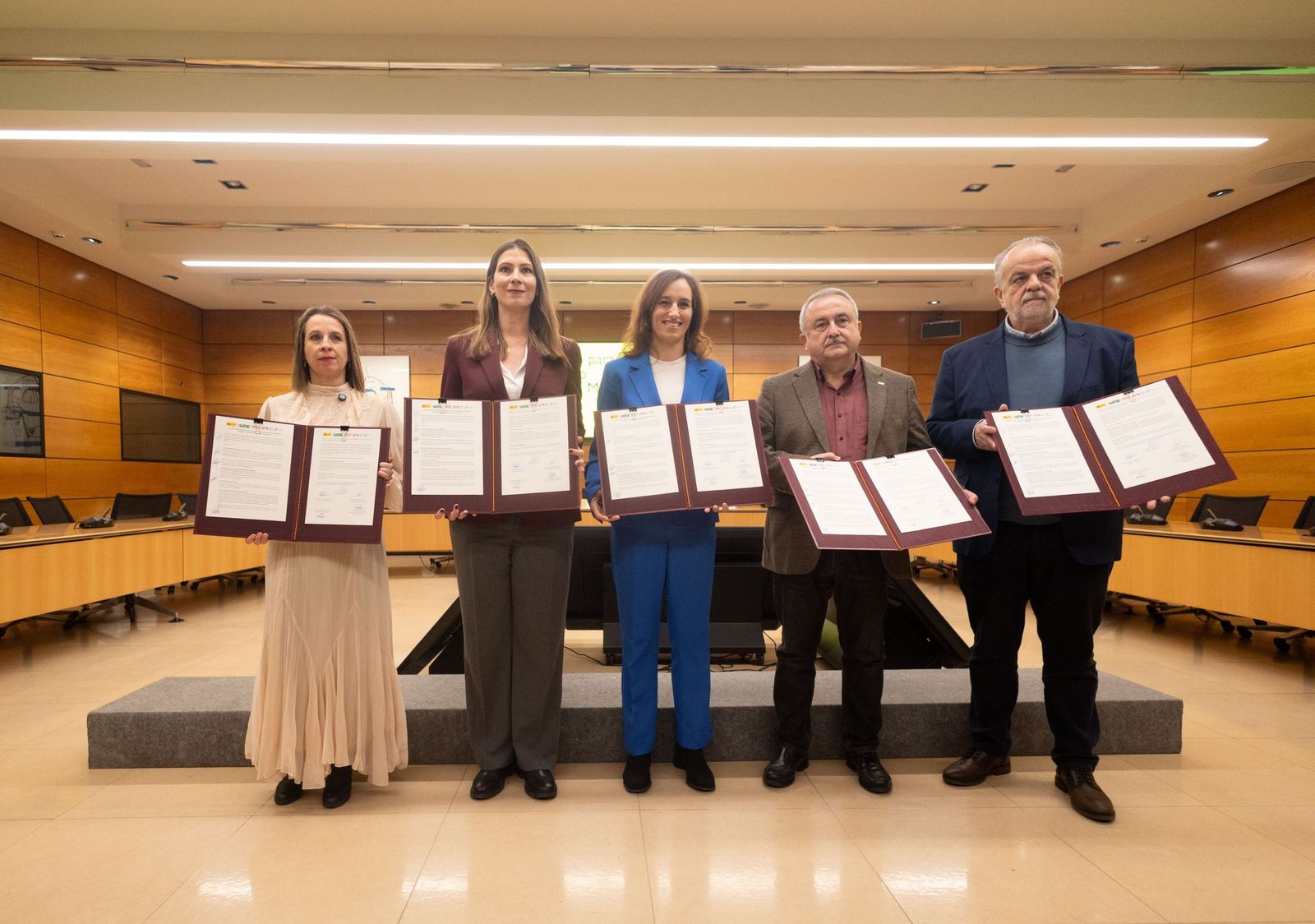 La ministra de Sanidad, Mónica García, con los representantes de los sindicatos de ámbito tras el acuerdo de un estatuto marco.