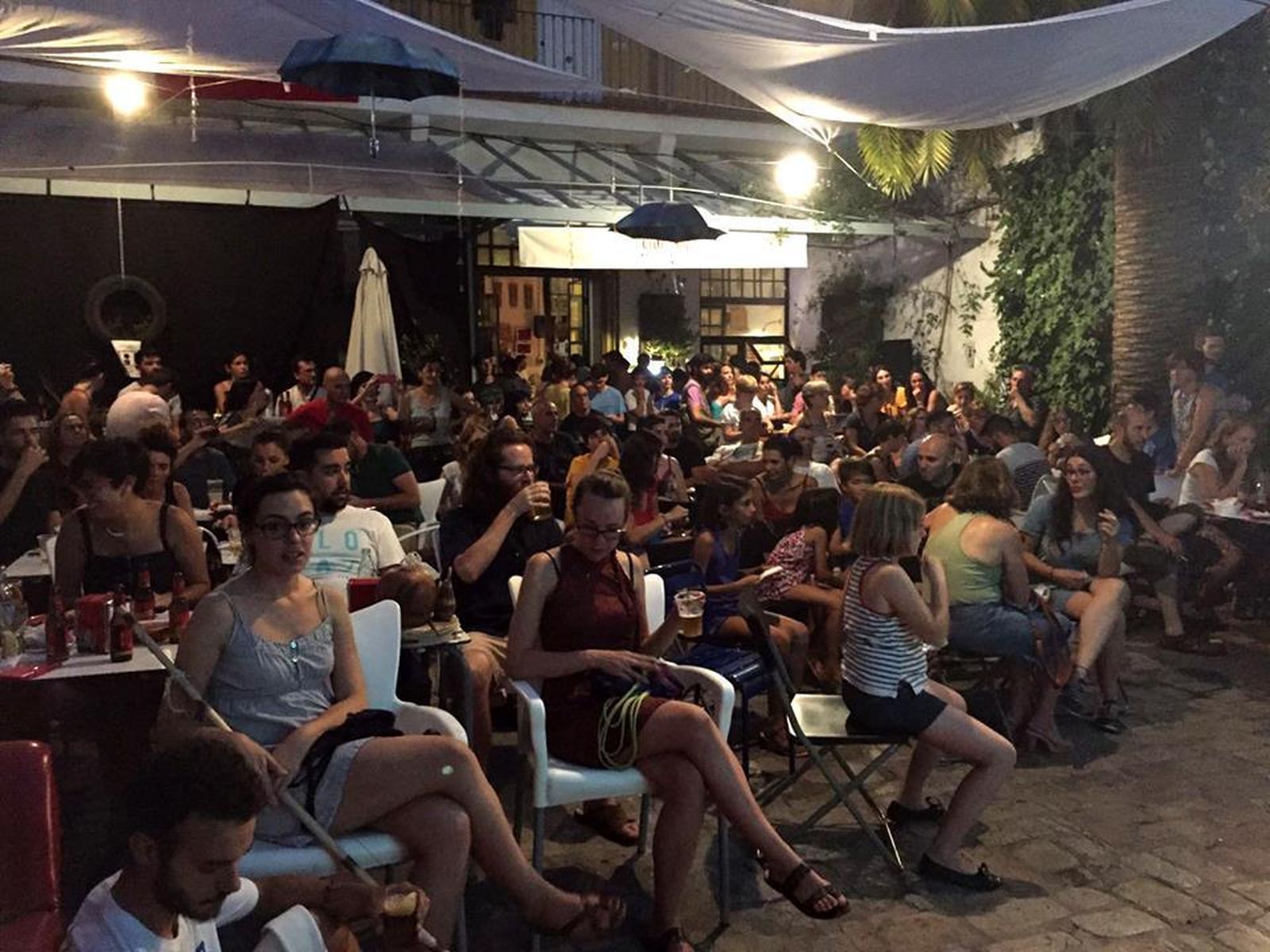 El patio de la Sala El Cachorro acoge la XVI edición de Cortos por Caracoles.