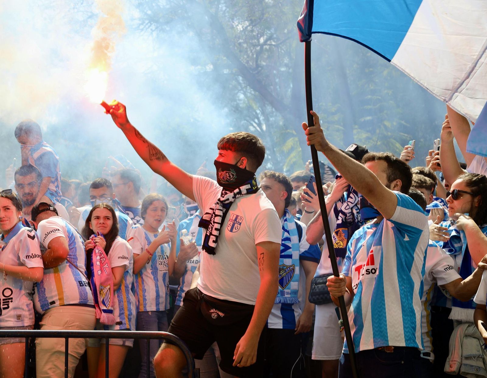 Búscate en las fotos del tremendo recibimiento previo al Málaga CF-Granada